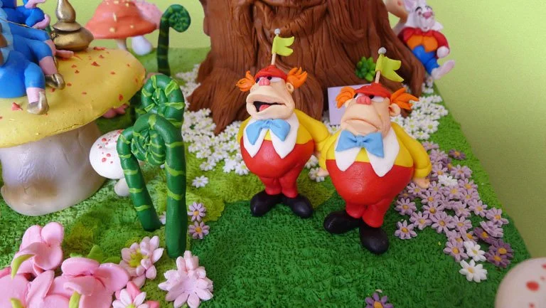 Alice_in_wonderland_cake_6-Karine_Zablit.jpg