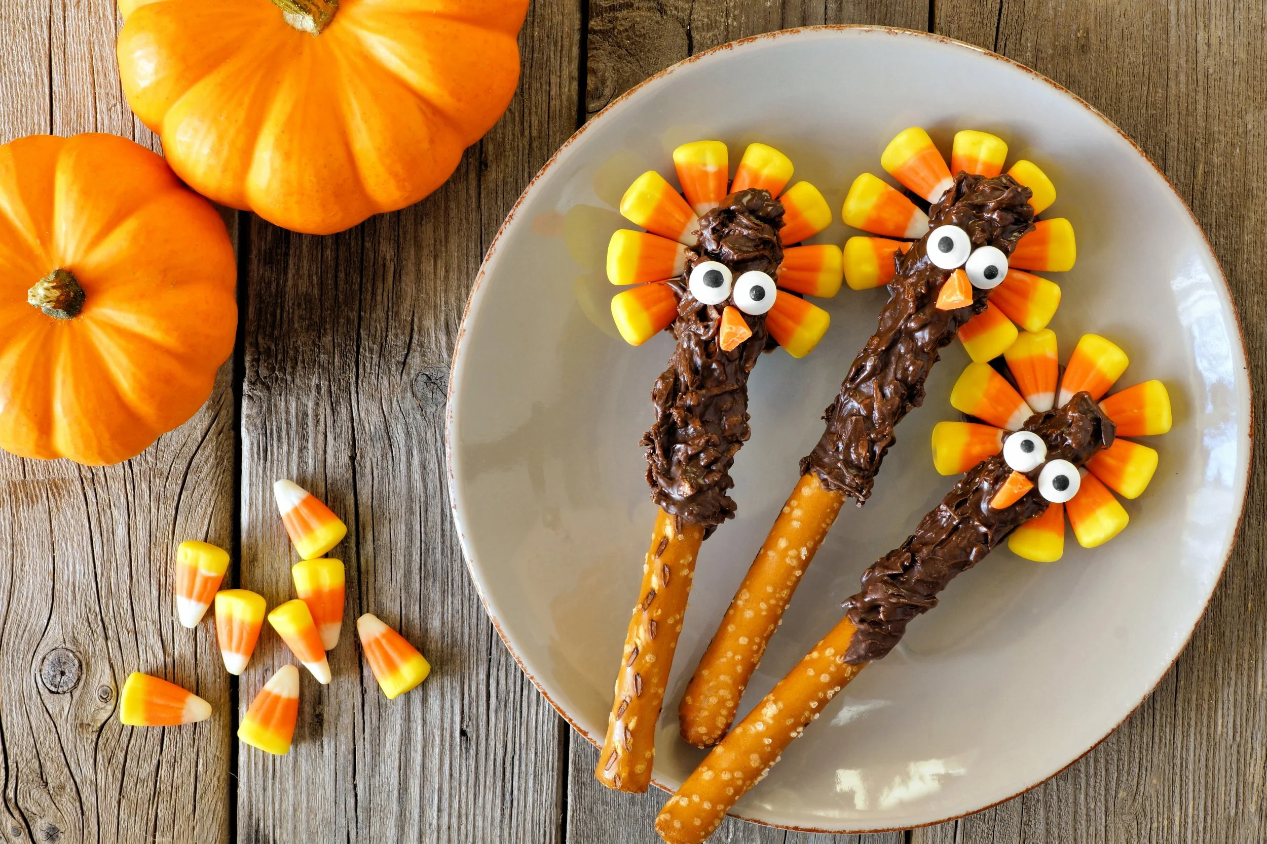 Chocolate covered pretzels decorated to look like turkeys for a kids' friendsgiving party