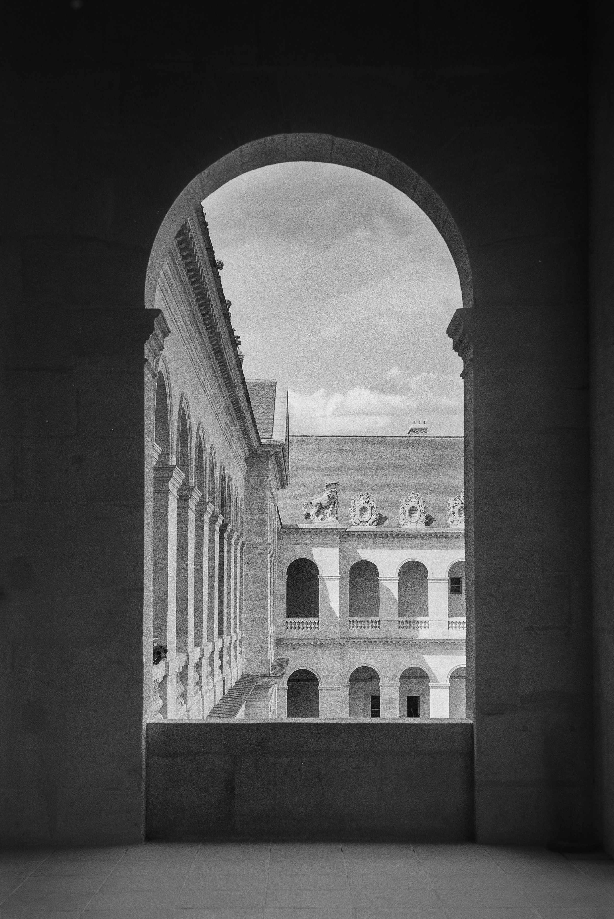 Street photography black and white Paris AFGA APX 400