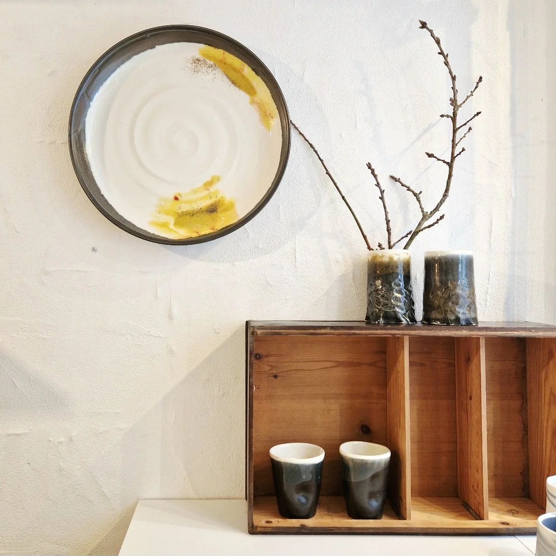 Væghængt Lysvæld keramikfad