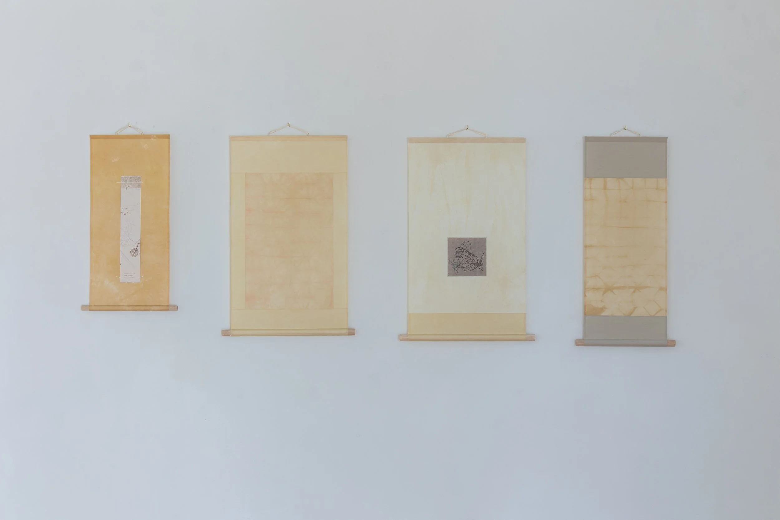 4 kakejiku/hanging scroll/bilderull. Plantefarget silke, japanpapir, boktrykk, tresnitt, rundstav, silketråd