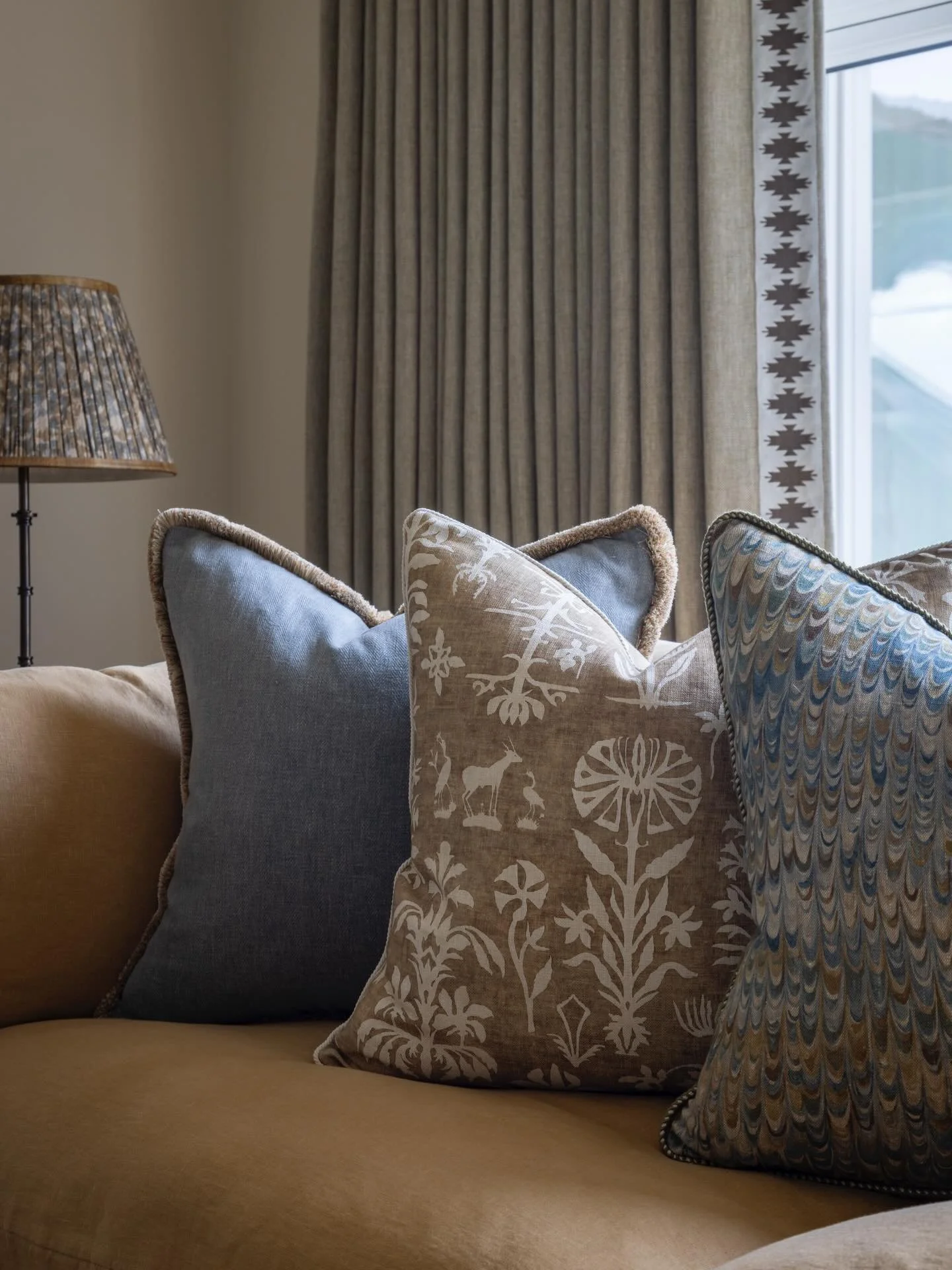 This beautiful snug in the corner of our latest project exudes calm through its deliberate use of layered warm tones. The warmth from the linen sofa works perfectly with the alternating fabrics and colours on the bespoke cushions.🍃✨

Another Hampton