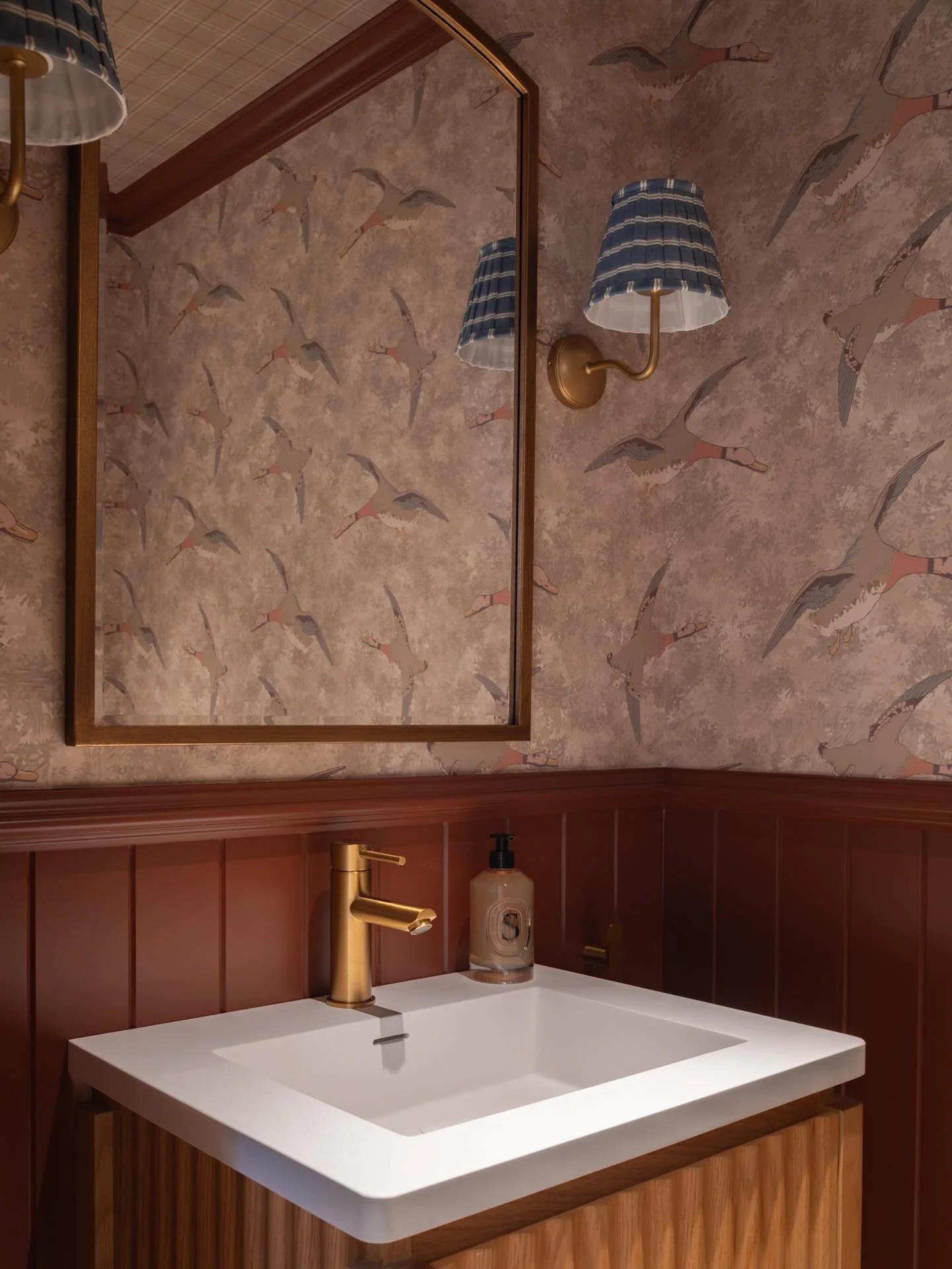 The cloakroom, often an overlooked space in the home is the room that we often encourage our clients to have plenty of fun with! From bold colour choices to wallpapered ceilings this is the room to incorporate all those brave design decisions✨ 

📸 @