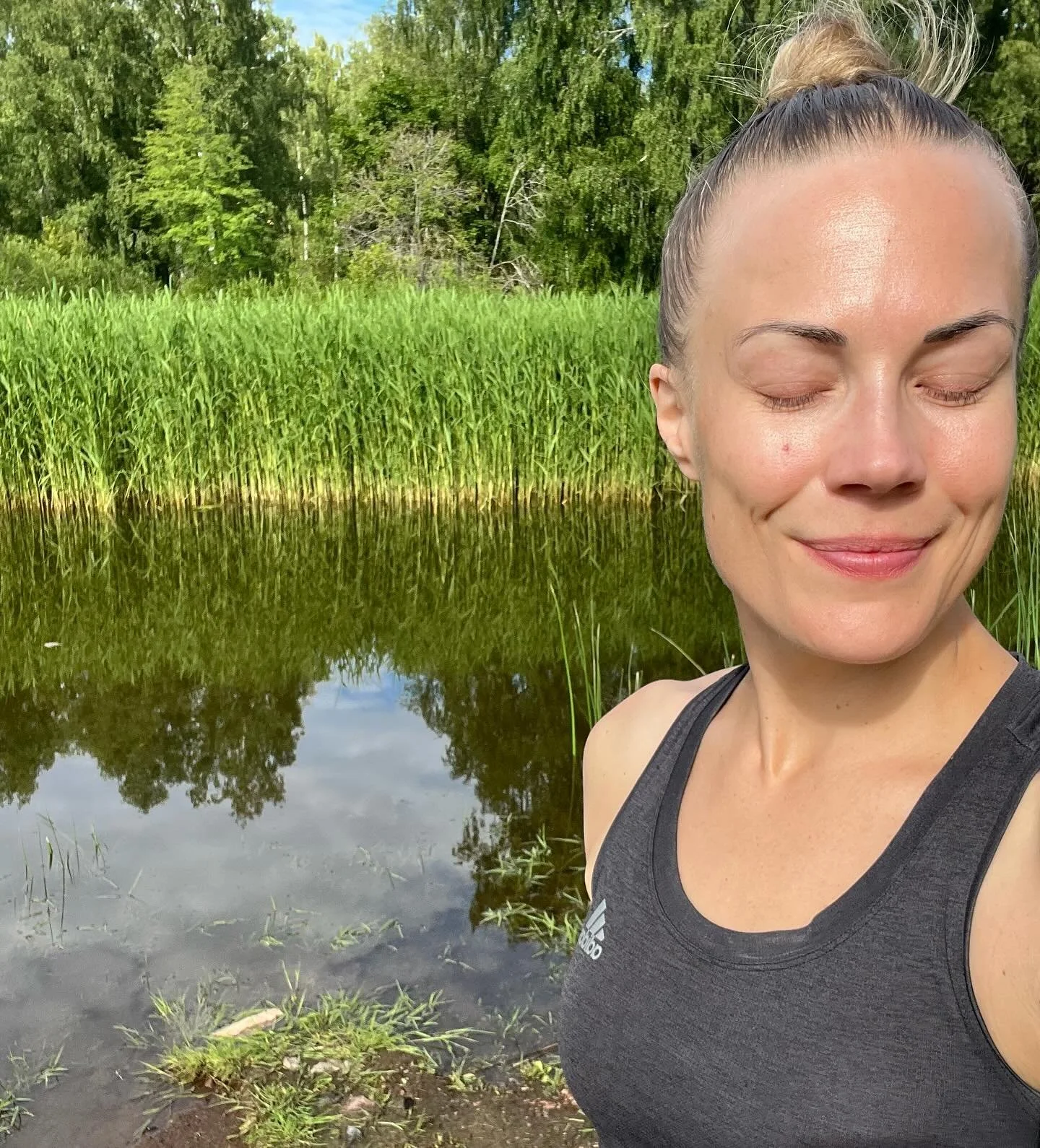 Luin jostain, ett&auml; lintujen laulun kuunteleminen on rauhoittavaa, koska linnut laulavat vain, kun ne kokevat olevansa turvassa.

Kaikki, mik&auml; signaloi meid&auml;n keholle turvaa, auttaa meit&auml; hermoston s&auml;&auml;telemisess&auml;. Ja