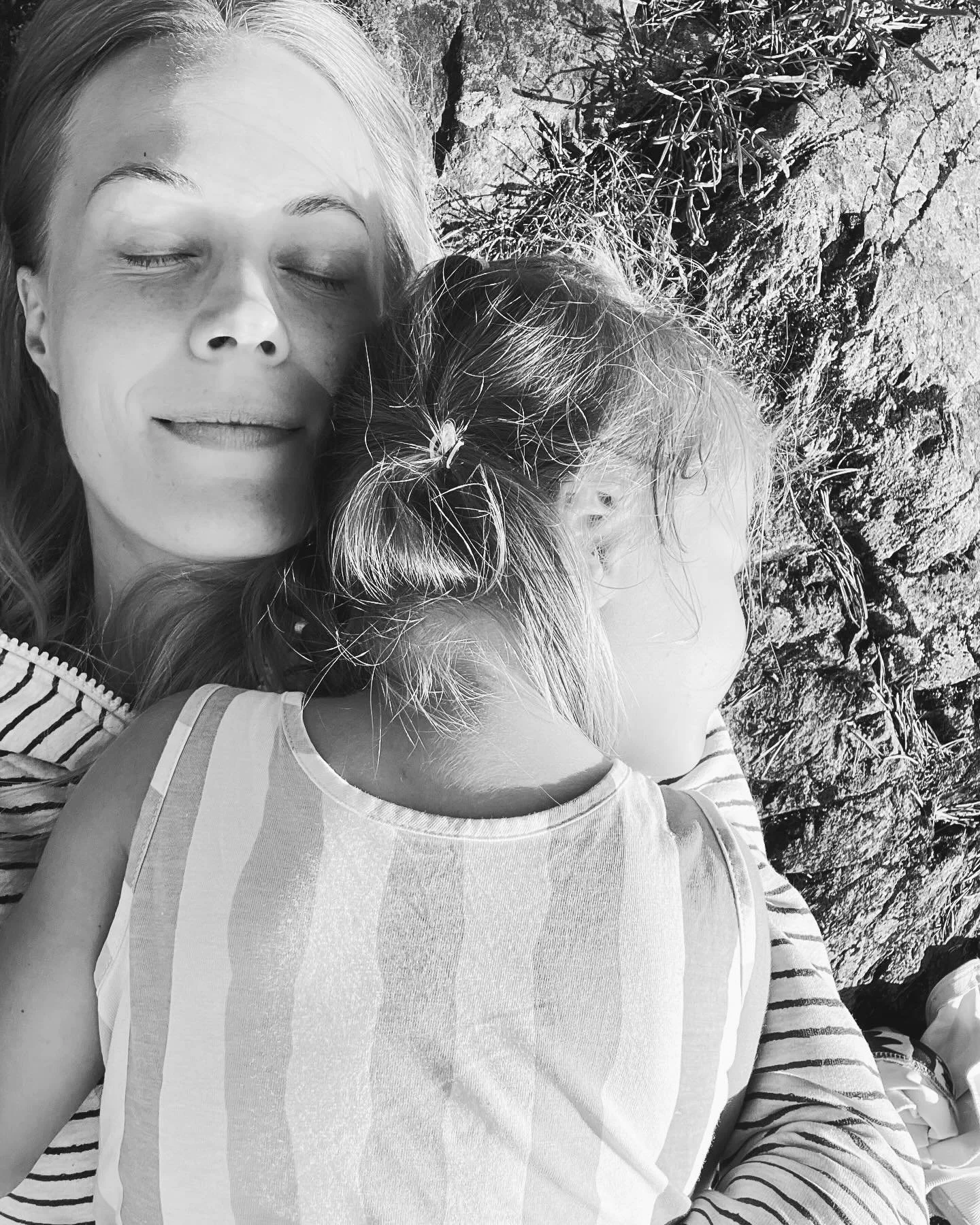 Kunpa tytt&auml;reni Eevi aina muistaisi, ett&auml; h&auml;n ja h&auml;nen kehonsa on aina rakastettu ja t&auml;ydellinen, juuri sellaisenaan. 

Kunpa itse muistaisin saman.

✨

Yksi isoimpia ep&auml;kohtia, johon t&ouml;rm&auml;&auml;n jatkuvasti bi