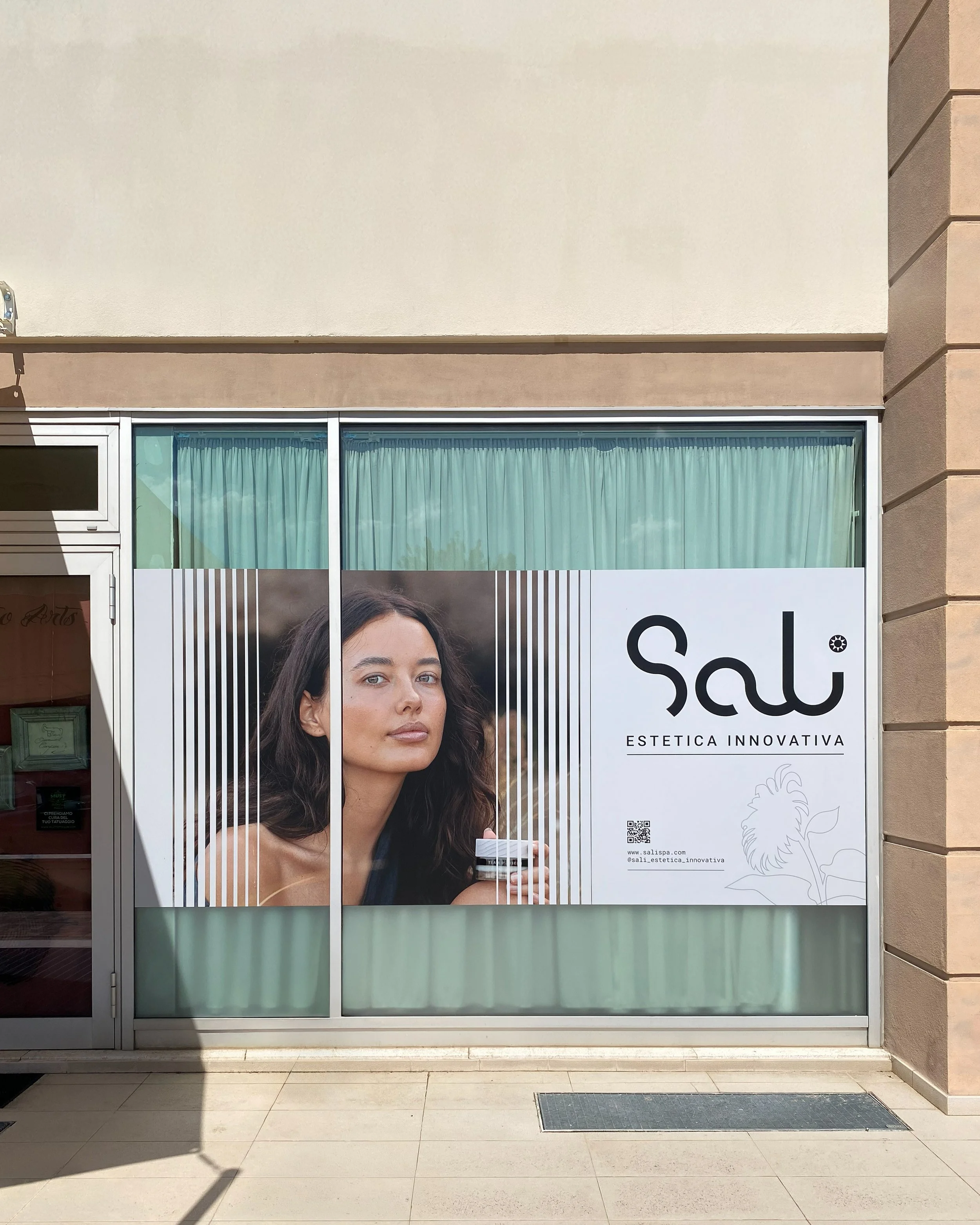 Sali-estetica-innovativa-progetto-design-vetrine-team-dr-joseph