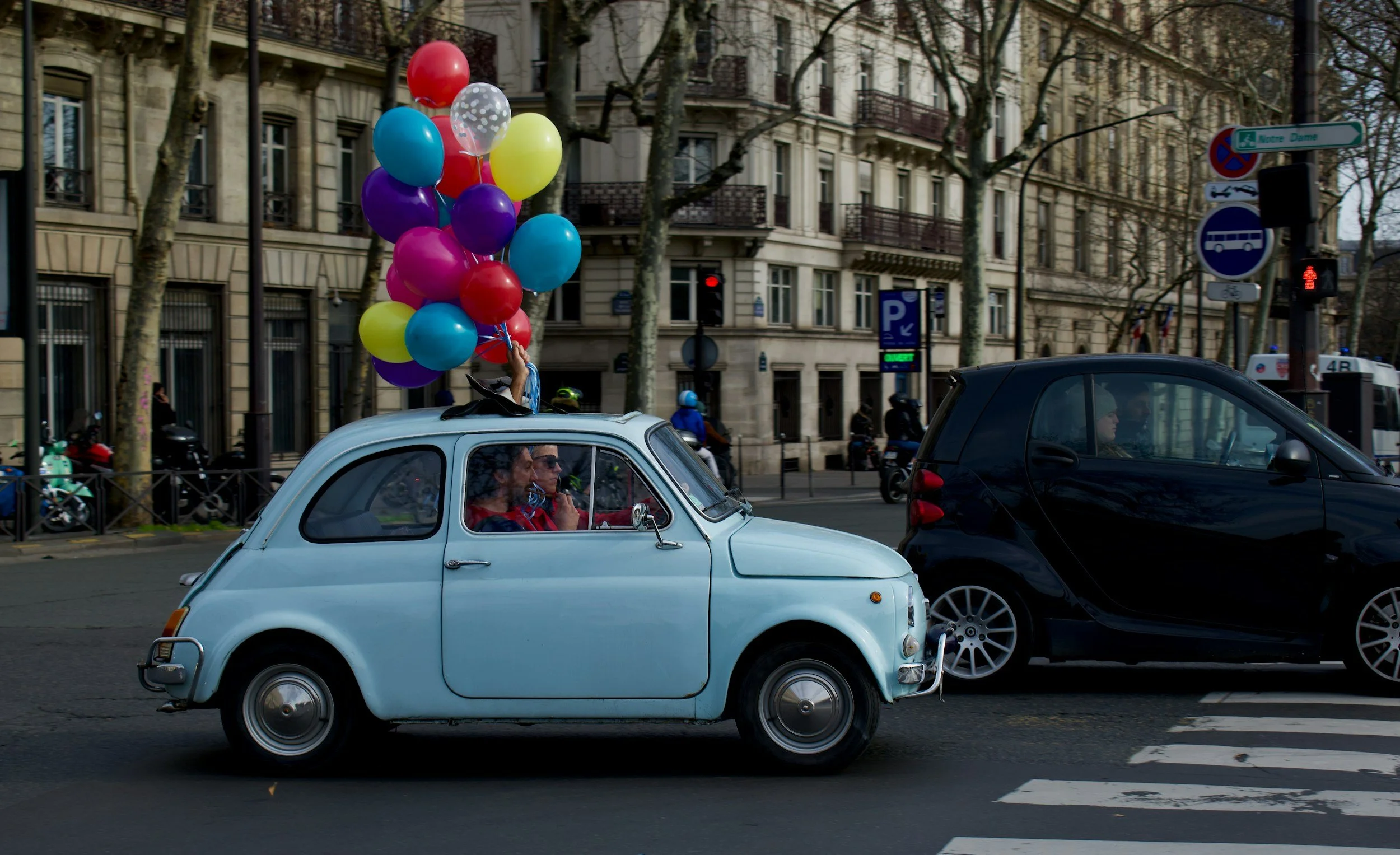 Fiat 500 met balonnen door dak