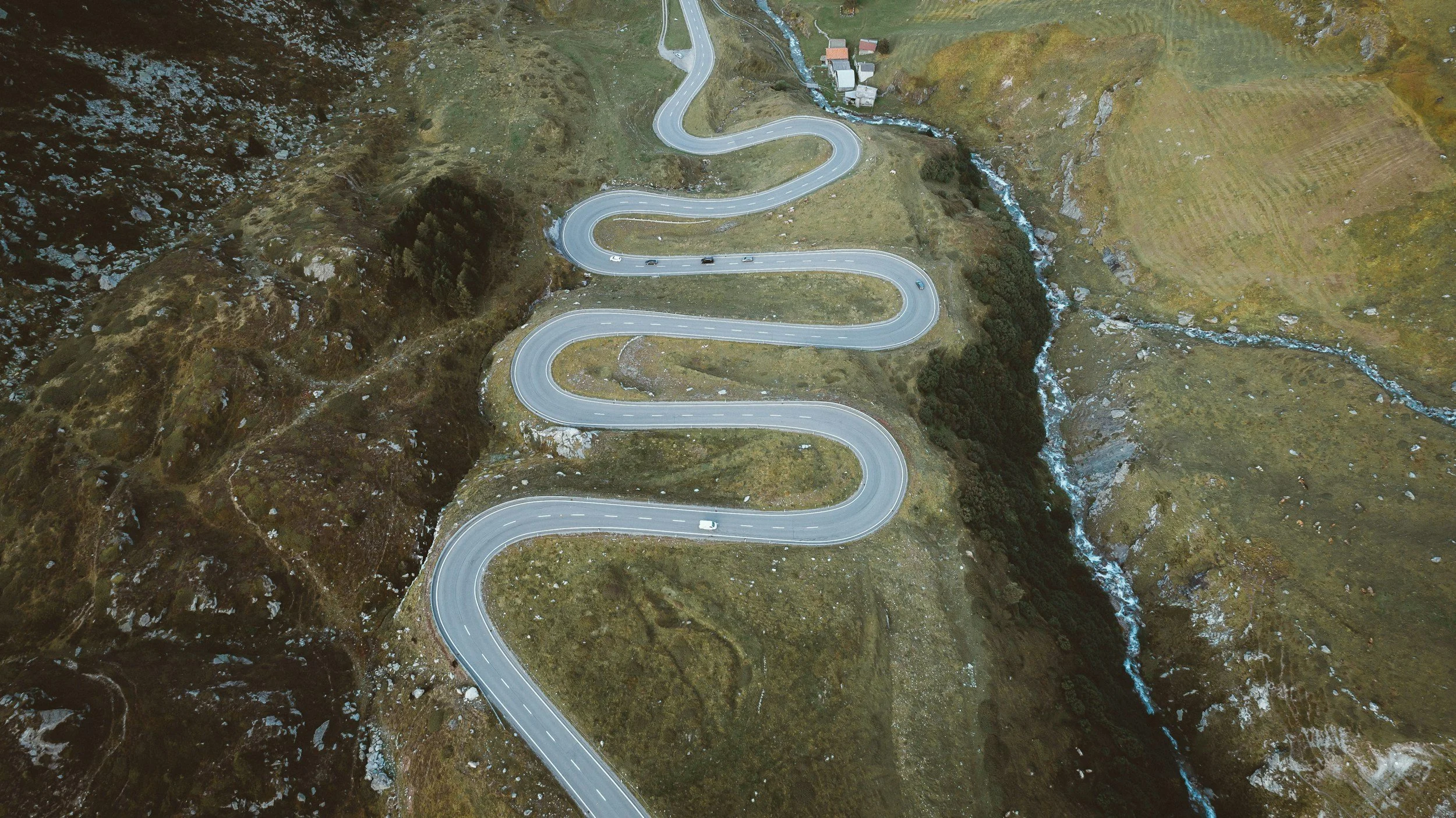 bochtige weg op een berg