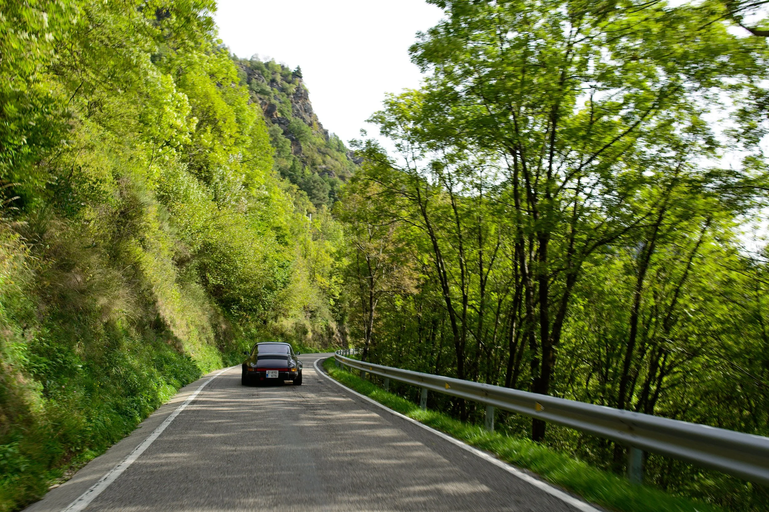 Weg in de bergen met Porsche 911