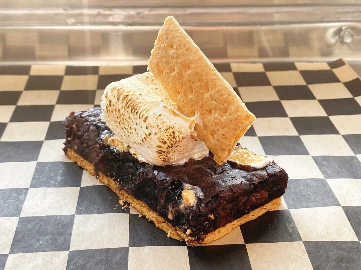 🔥Smore&rsquo;s Brownie🔥 Our double chocolate brownie baked ontop a layer of graham crackers. Topped with toasted marshmallows and a graham cracker. #smores #brownie #sweets #dessert #bakery #foodie #vegas #lasvegas #foodtruck #supportlocal