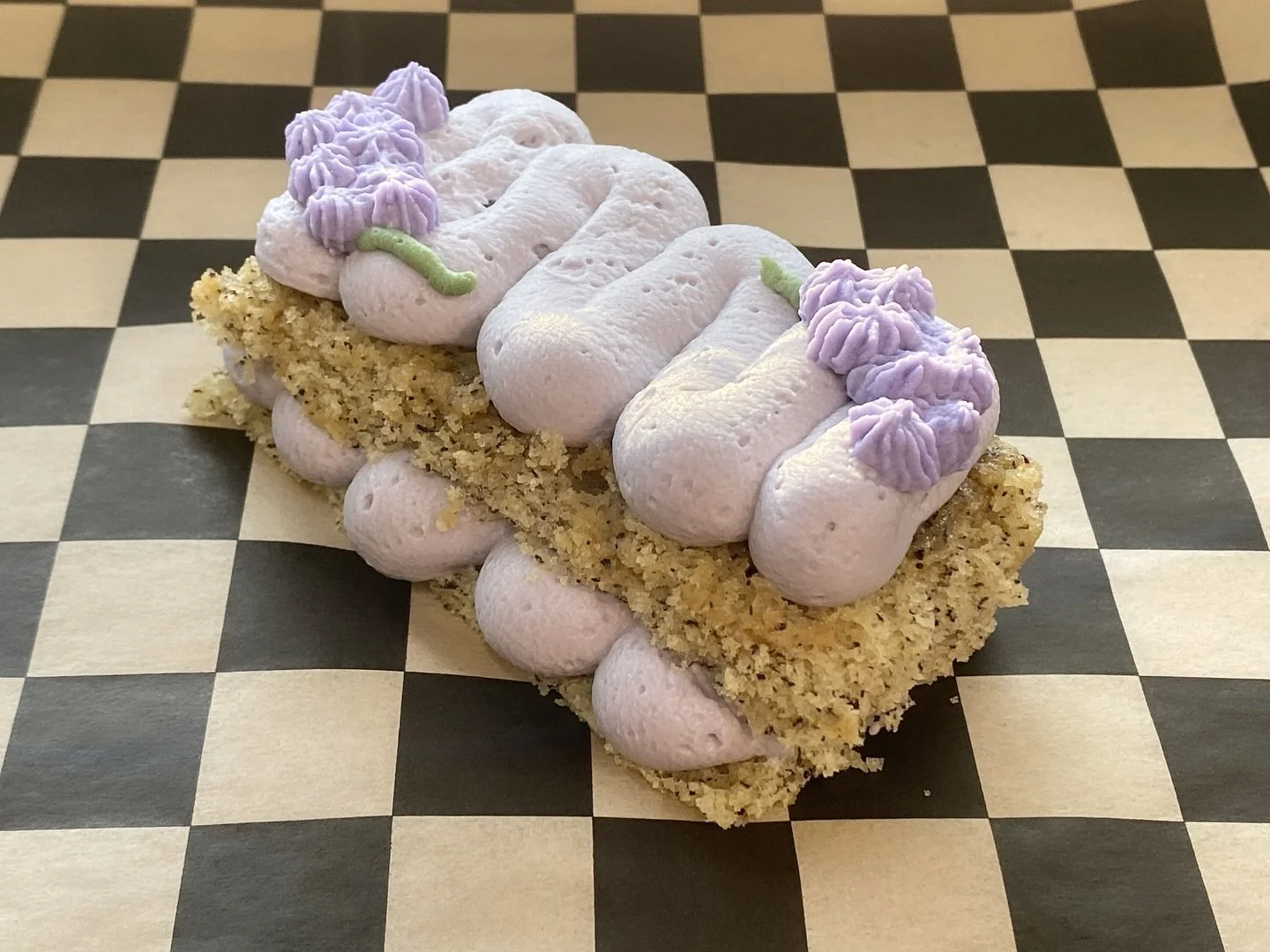 🫖London Fog Blondie🫖 A delicate lavender and Earl Grey blondie soaked in Earl Grey and lavender infused milk. Double layered with a lavender-vanilla mousse. #blondie #tea #teatime #lavendar #earlgrey #sweets #bakery #foodie #vegas #lasvegas #foodtr