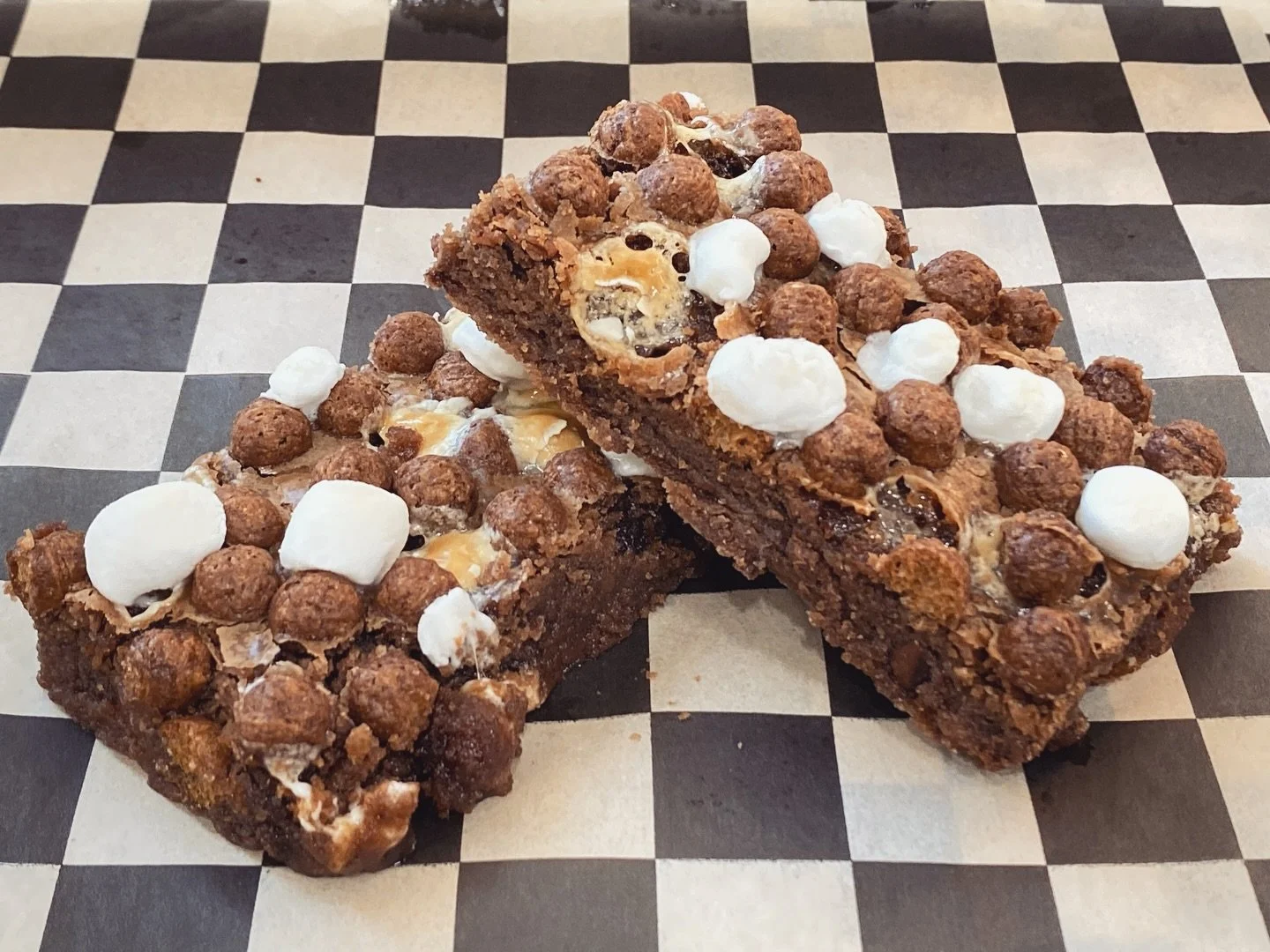 🤎 Cocoa Puff Brownie - Our milk chocolate brownie loaded with Cocoa Puffs&reg;️ cereal and mini marshmallows. #brownies #cocoapuffs #milkchocolate #cereal #sweets #bakery #foodie