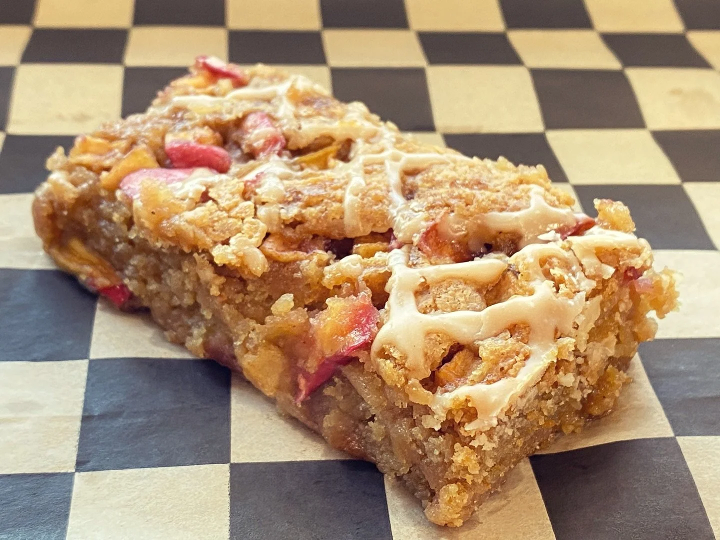 🍎Apple Fritter Blondie🍎 Our spiced honeycrisp baked apple fritter blondie, drizzled with an apple cider glaze. #applefritter #apples #blondie #sweets #dessert #bakery #foodie #foodtruck #vegas