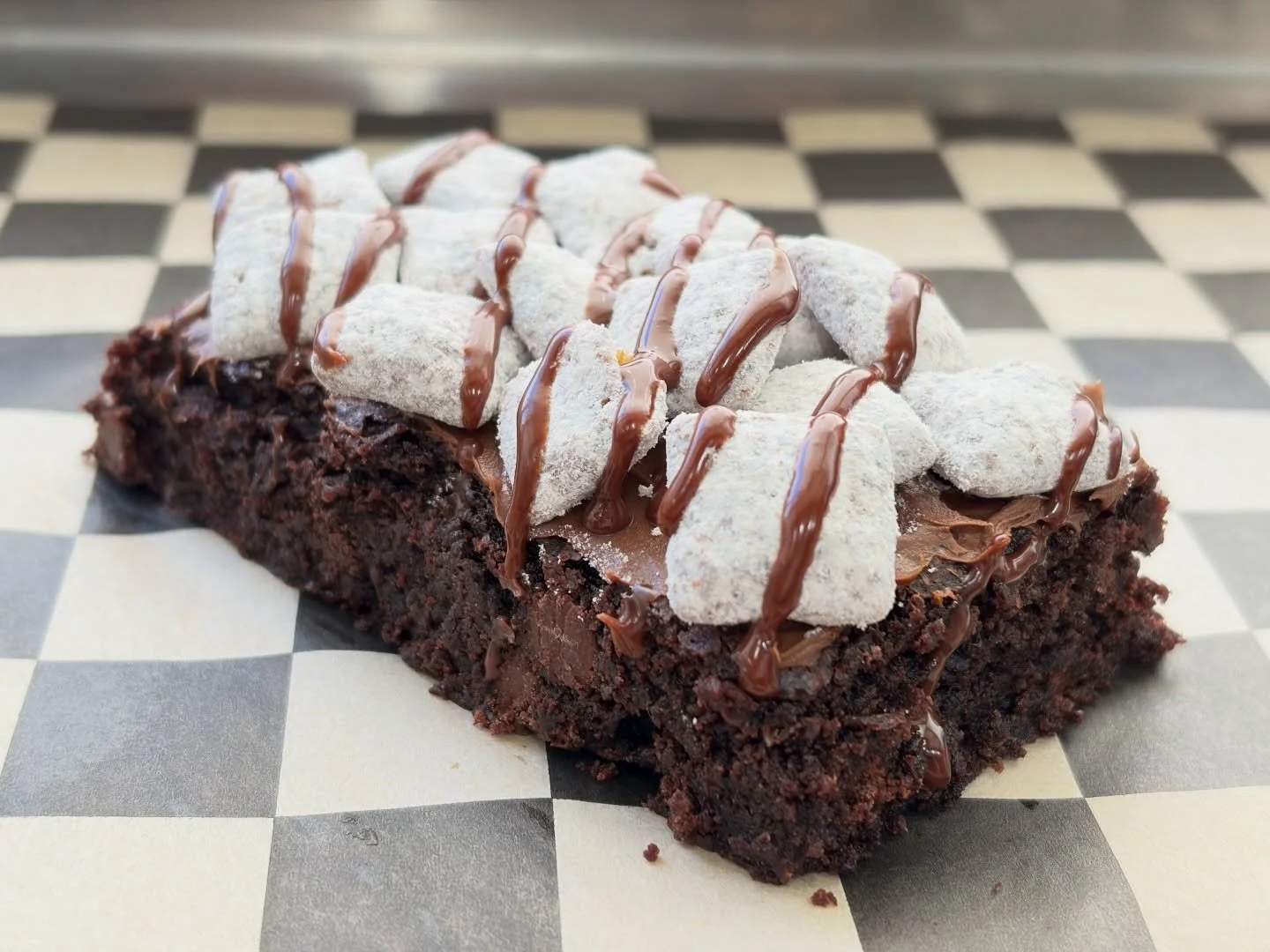🤎Muddy Buddy&reg;️ Brownie - Our brownie with a thin layer of chocolate icing and topped with Muddy Buddy&rsquo;s.&reg;️ #brownies #muddybuddy #peanutbutter #chocolate #dessert #bakery #sweets #foodie #vegasfoodie #lasvegas #vegas #foodtruck #foodtr