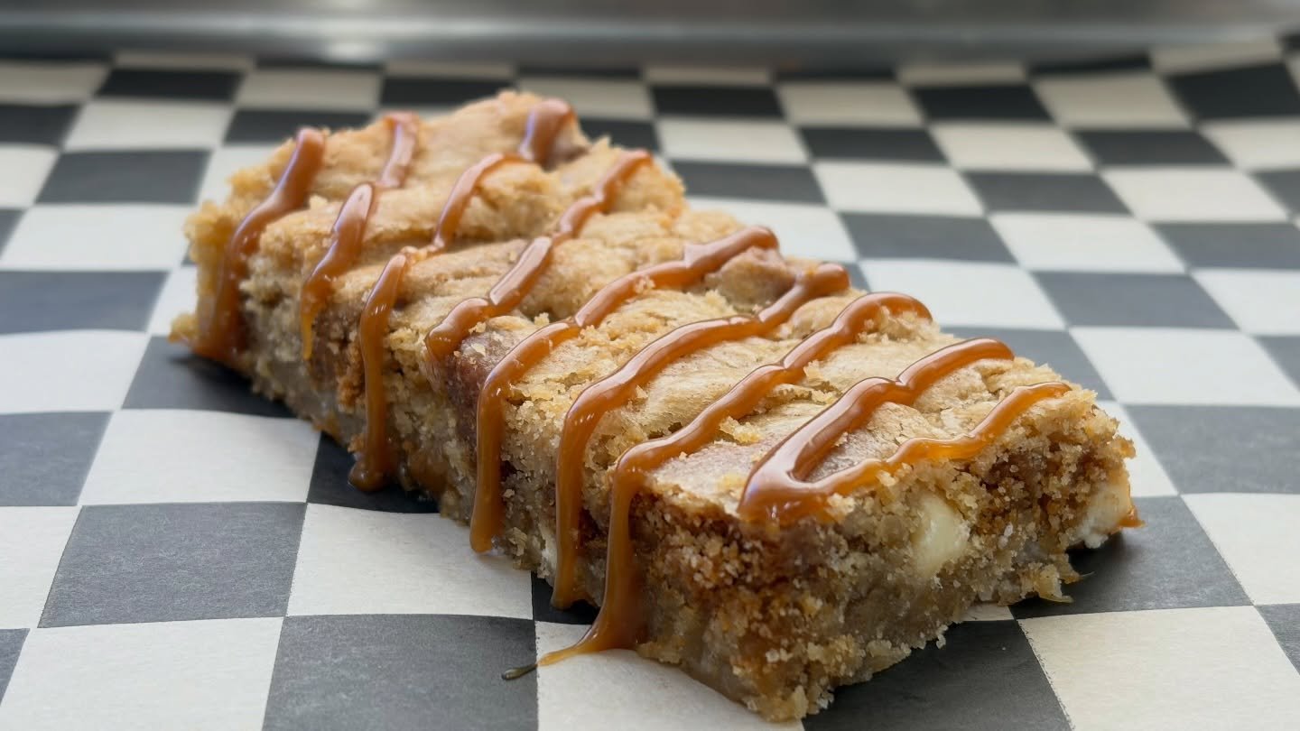 ✨Biscoff White Chocolate Blondie - Our blondie loaded with Biscoff cookie pieces and white chocolate chips. Topped with a cookie butter drizzle. #biscoff #whitechocolate #blondie #sweets #dessert #bakery #foodie #vegasfoodie #vegas #foodtrailer #food