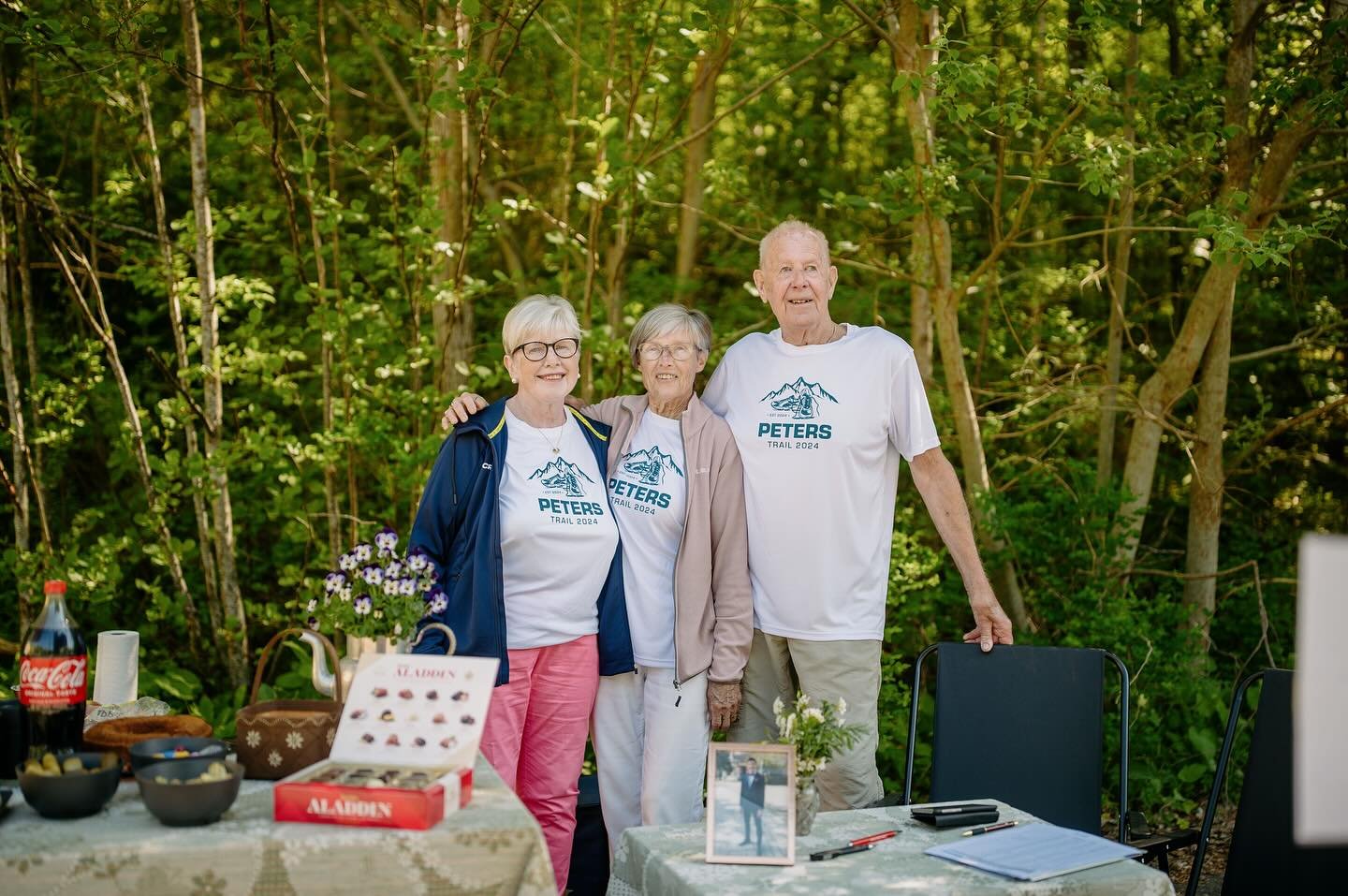 60 volunteers helped out to make this race come true. 10 stations - all delivered with love. Here we have Peter&rsquo;s mother @kerstinjornroth, aunt @gordisekfeldt and Leif at Sp&aring;nhults Herrg&aring;rd.

And thank you @magnussons_nwp who provid