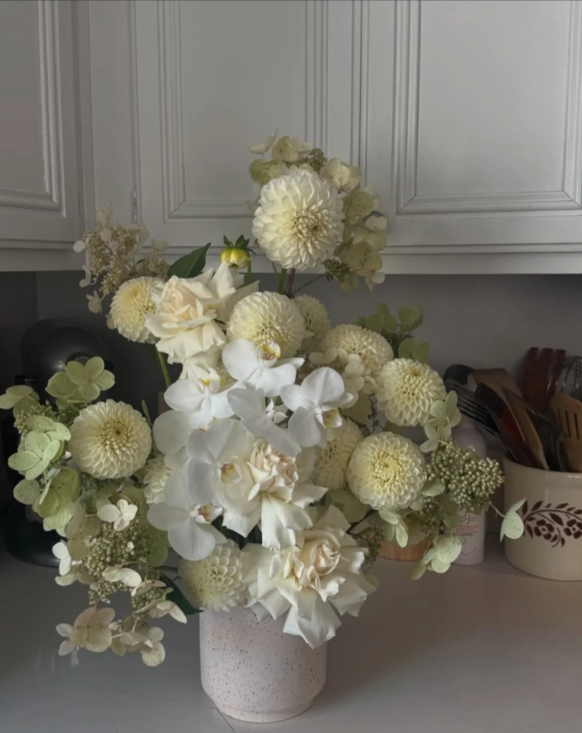 lacecap hydrangea + dahlias 🤍
