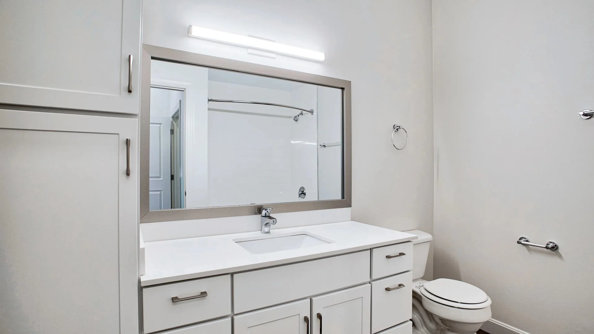 windsoratoakgrove_int_bathroom_12islandhillave_ii-9983775_pho-16.jpg