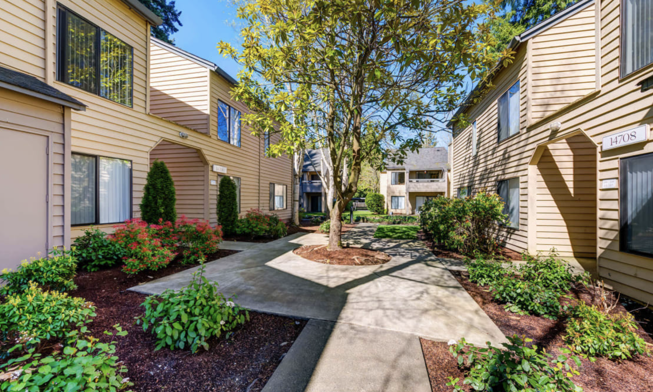 the lakes seattle apartment exterior.png
