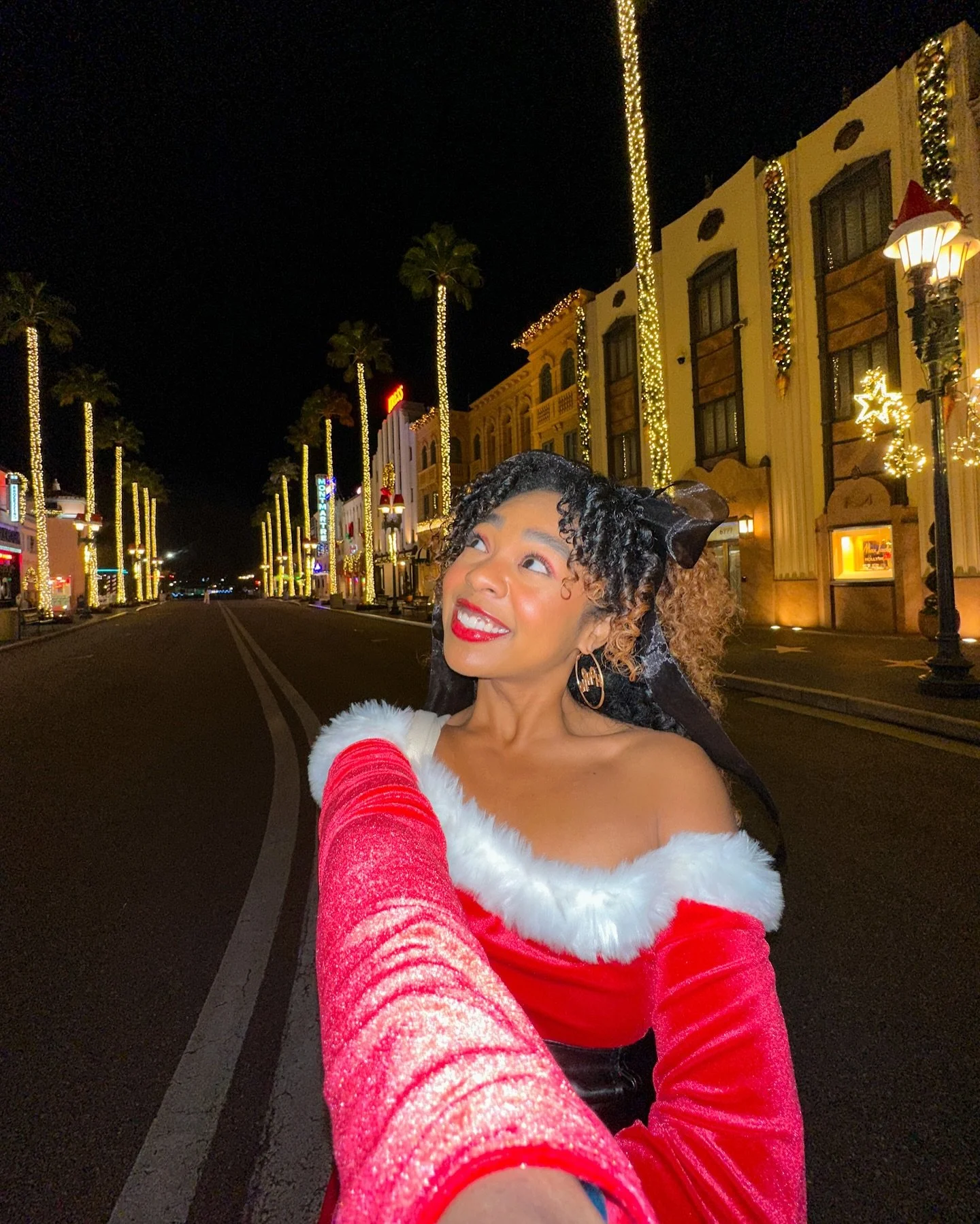 I’VE MET THE BIG THREE!!! and by big three i mean The Grinch, MAX, and Santa hehe โค๏ธ season’s meet and greetings from last night on the @universalorlando Holiday Tour!! i think the best part is being in the parks after closing — oh