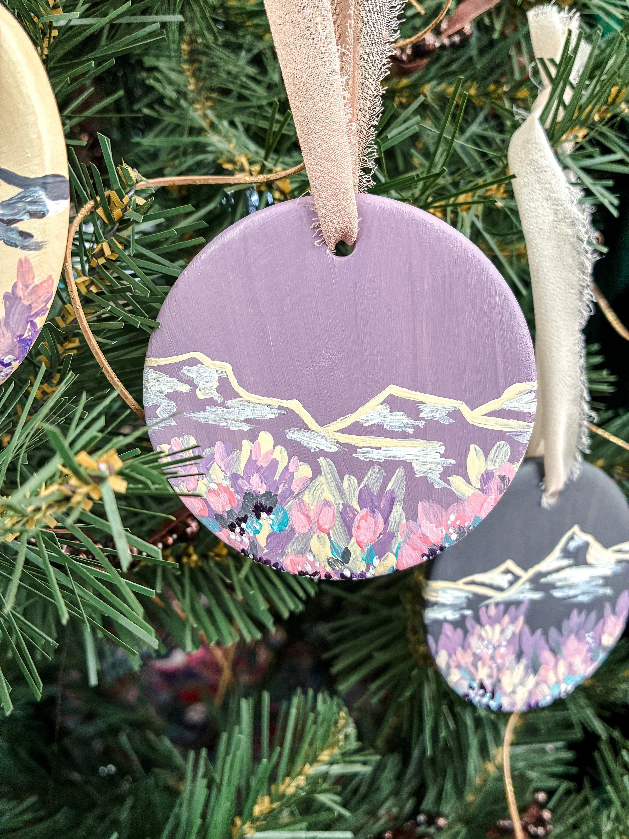 | Mauve 2 |  2025 Heirloom Ornament