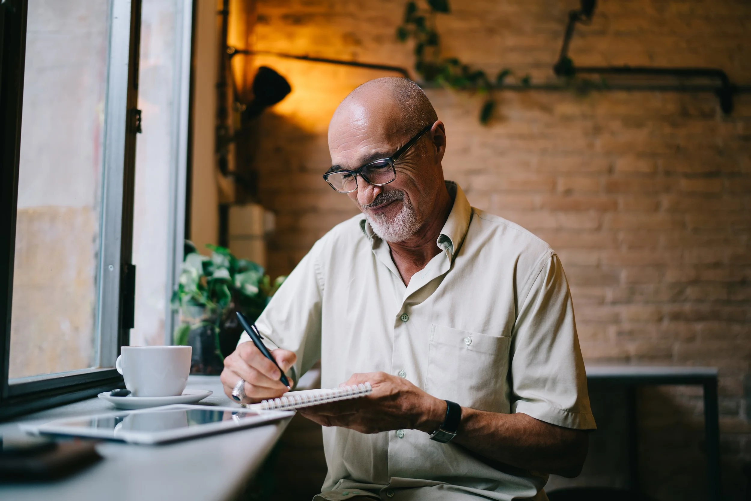 A man writes in a notepad. As you approach retirement at Google, you likely have dozens of questions about your benefits, compensation, and retirement accounts.