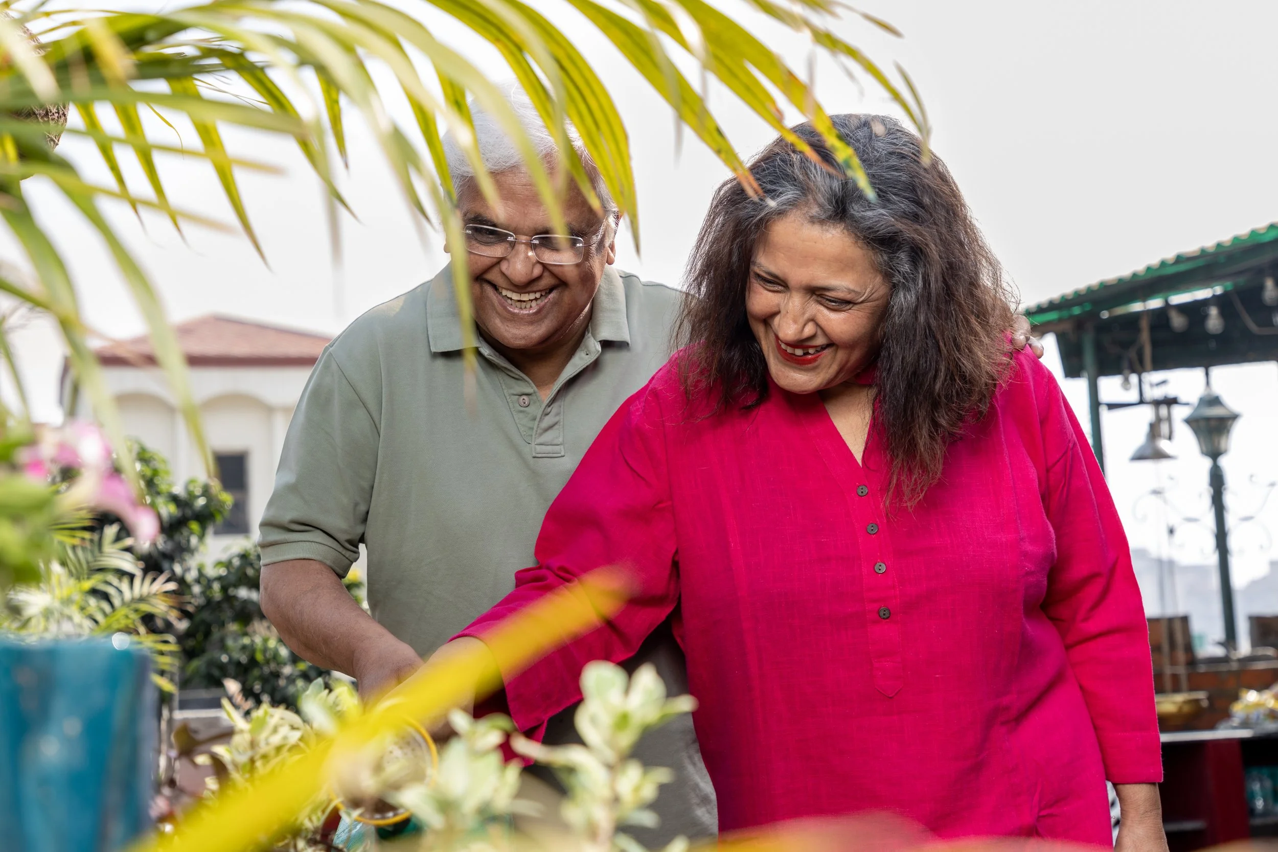 Couple outside smiling. Learn how to maximize your Cisco 401(k) benefits, from capturing the full employer match and immediate vesting to mega backdoor Roth strategies, contribution limits, and smart withdrawal rules.