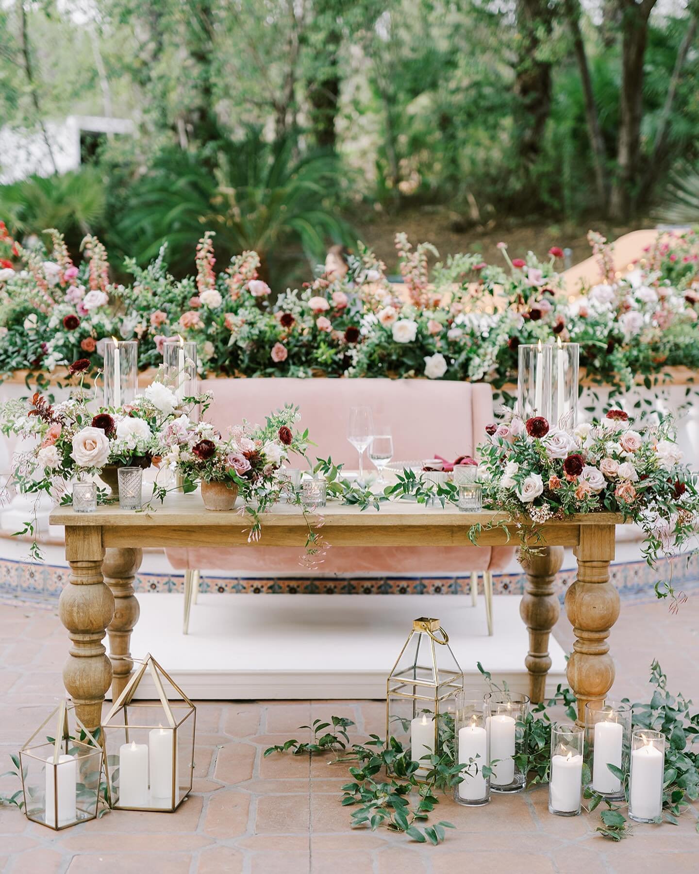 Want to know a fun wedding fact?  You can never have too many flowers. 
Venue: @rancholaslomas
Planning: @ilanarubinevents
Photography &amp; Videography: @michellefloresphotography
Beauty: @designvisage
Floral Design: @mulberryandmoss
DJ &amp; Live M