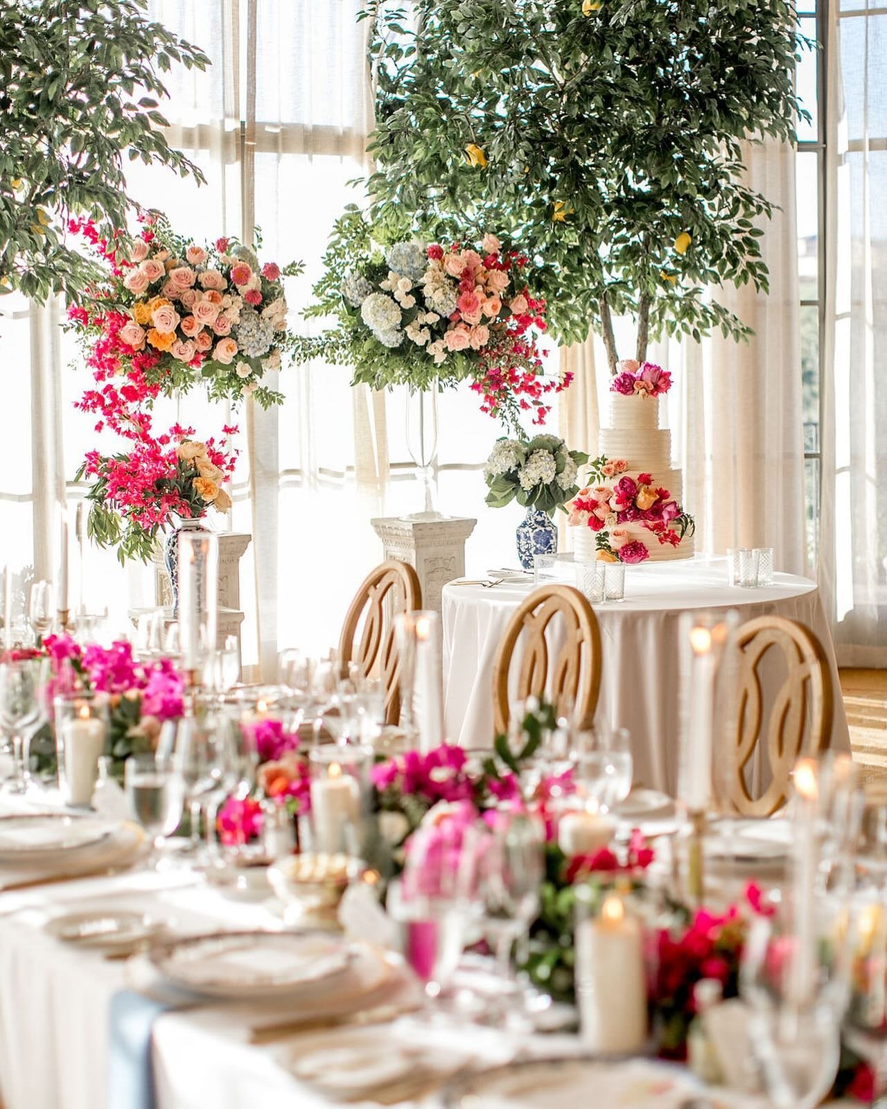 Guests dined in the VIP section of the @pelicanhillresort ballroom while having a breathtaking backdrop for the cake. One of my favorite designs we did ❤️

Venue: @pelicanhillresort @pelicanhillweddings⁠
Full Planning: @ilanarubinevents
Photography: 