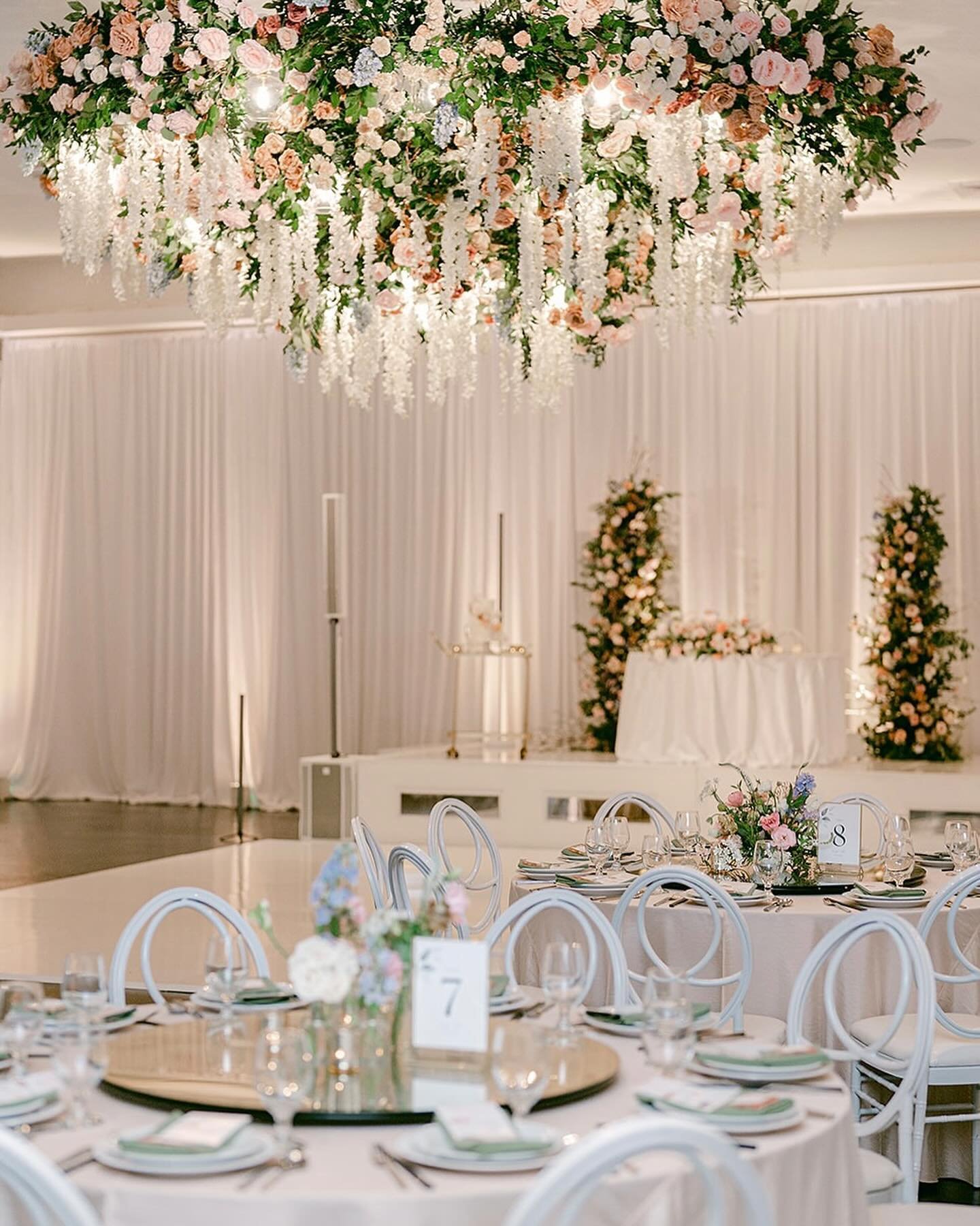 A clean, all white, modern venue really allows you to play with color. Absolutely love how Sunje &amp; Pat&rsquo;s wedding turned out 😍

Thank you team:
Venue: @venueby3p
Planning: @ilanarubinevents
Photography: @laurendinhphotography
Cinematography