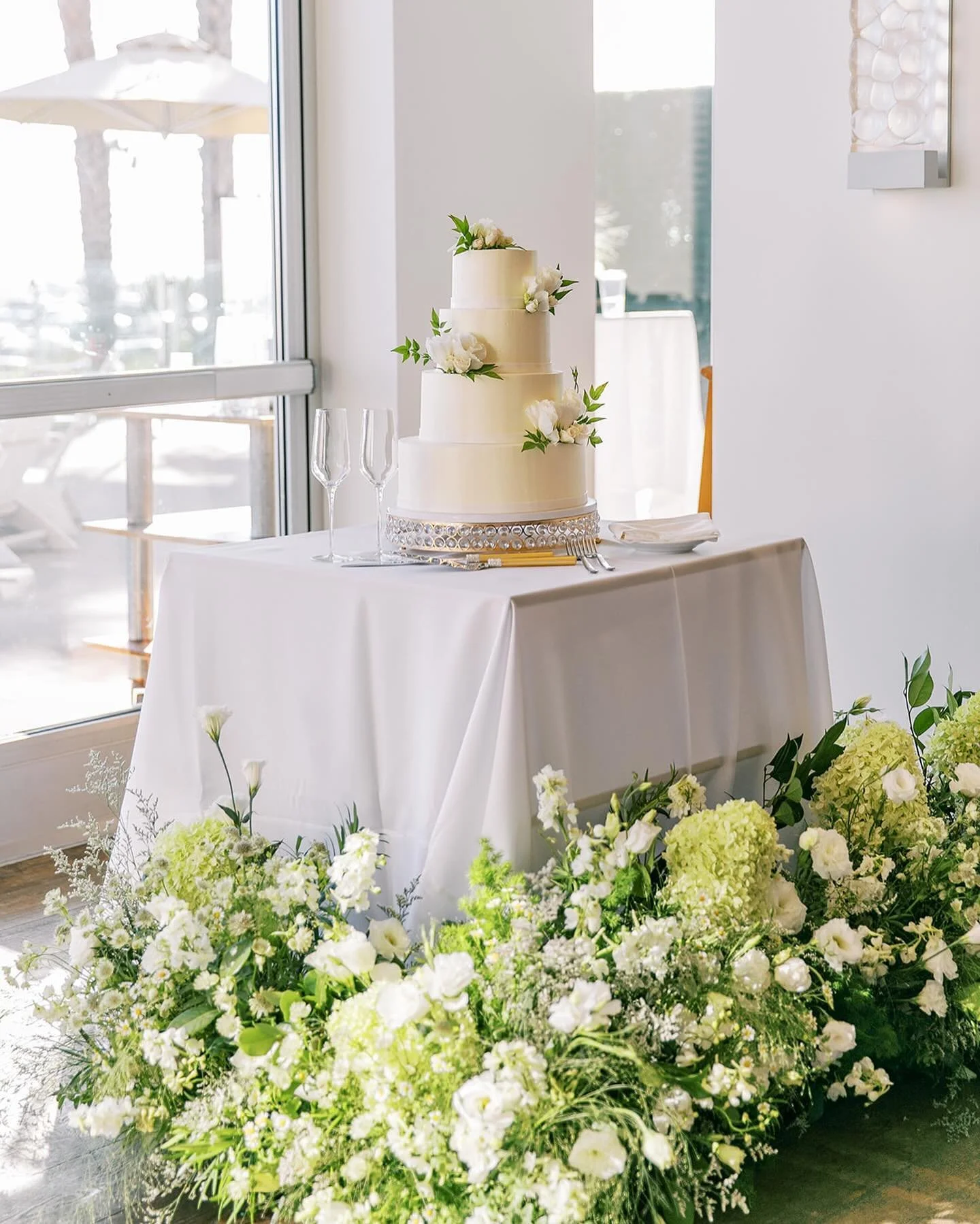Giving this gorgeous cake by @couturecakery its own floral moment.   Venue: @paseahotel
Planning:&nbsp;@ilanarubinevents
Photography: @jenfujphotography
Floral Design: @wild_and_behold_florals
DJ:&nbsp;@soundwavepros
Cake:&nbsp;@couturecakery

#weddi