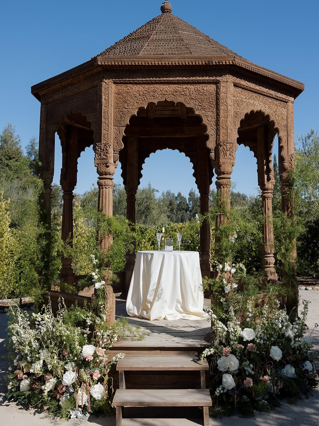 The kind of ceremony you don&rsquo;t forget. 💕  Venue: @allegrettovr
Planning: @ilanarubinevents
Photography: @nicoledonnellyphoto
Videography: @atlasrosestudios&nbsp;
Beauty: @tamibernardmakeup
Floral Design: @adornments_flowers
Rentals:&nbsp;@alla