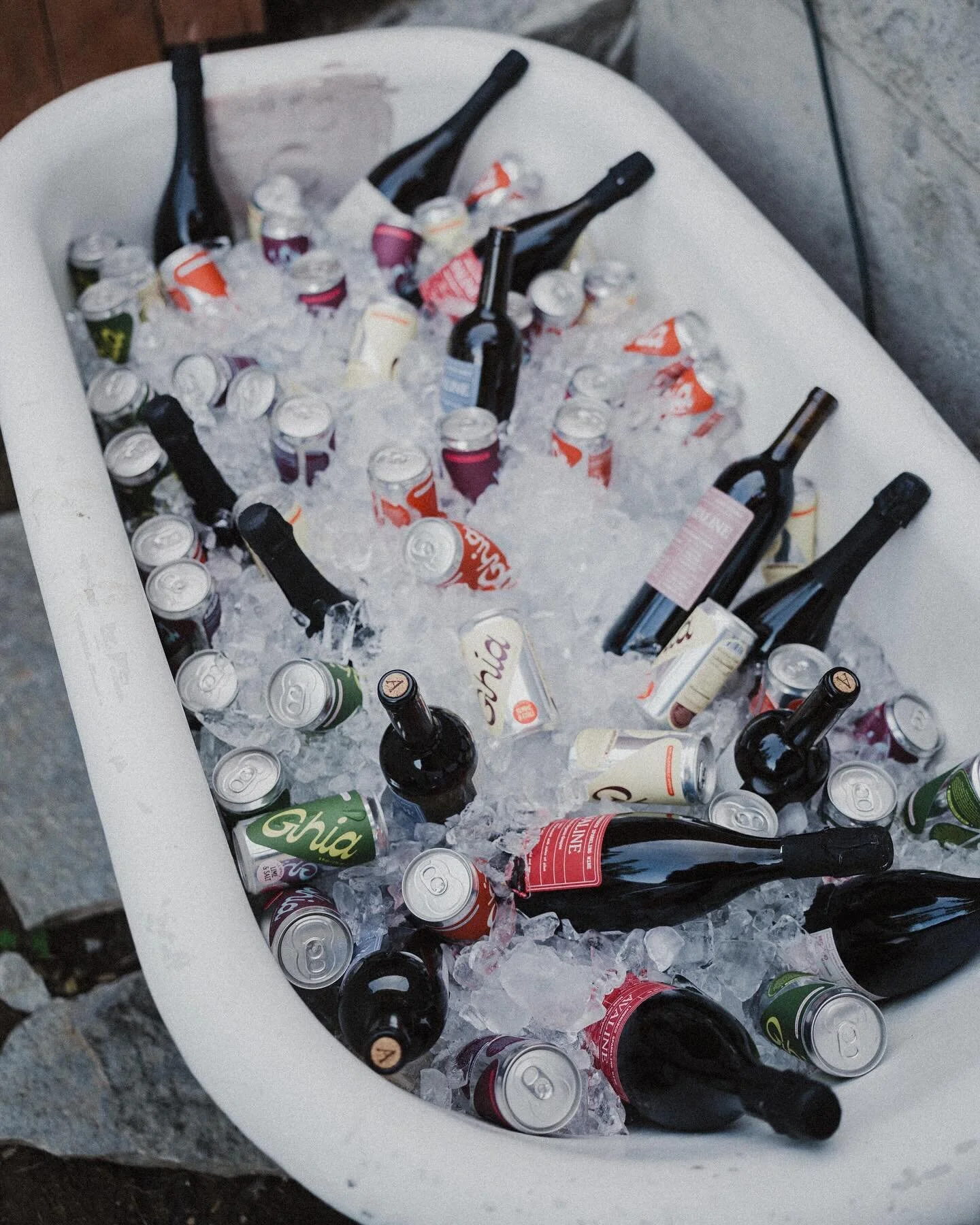 Bathtub full of bevvies? Count us in 🥂🖤🥂. 

Moments from @annaliseogelby&rsquo;s End of Chemo Soir&eacute;e 🎀

📸: @djoshuagarcia 
🥂: @drinkghia + @avaline 
Venue: @silverlake_moon_apartment