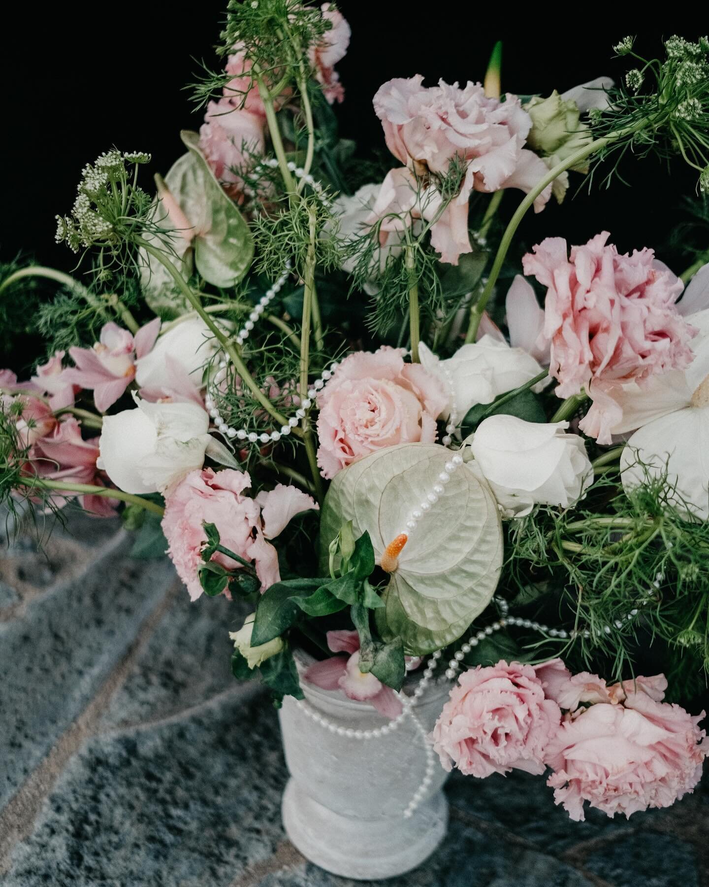 🎀 Pinks + Pearls 🎀

📸: @joshandkamille 
Venue: @silverlake_moon_apartment