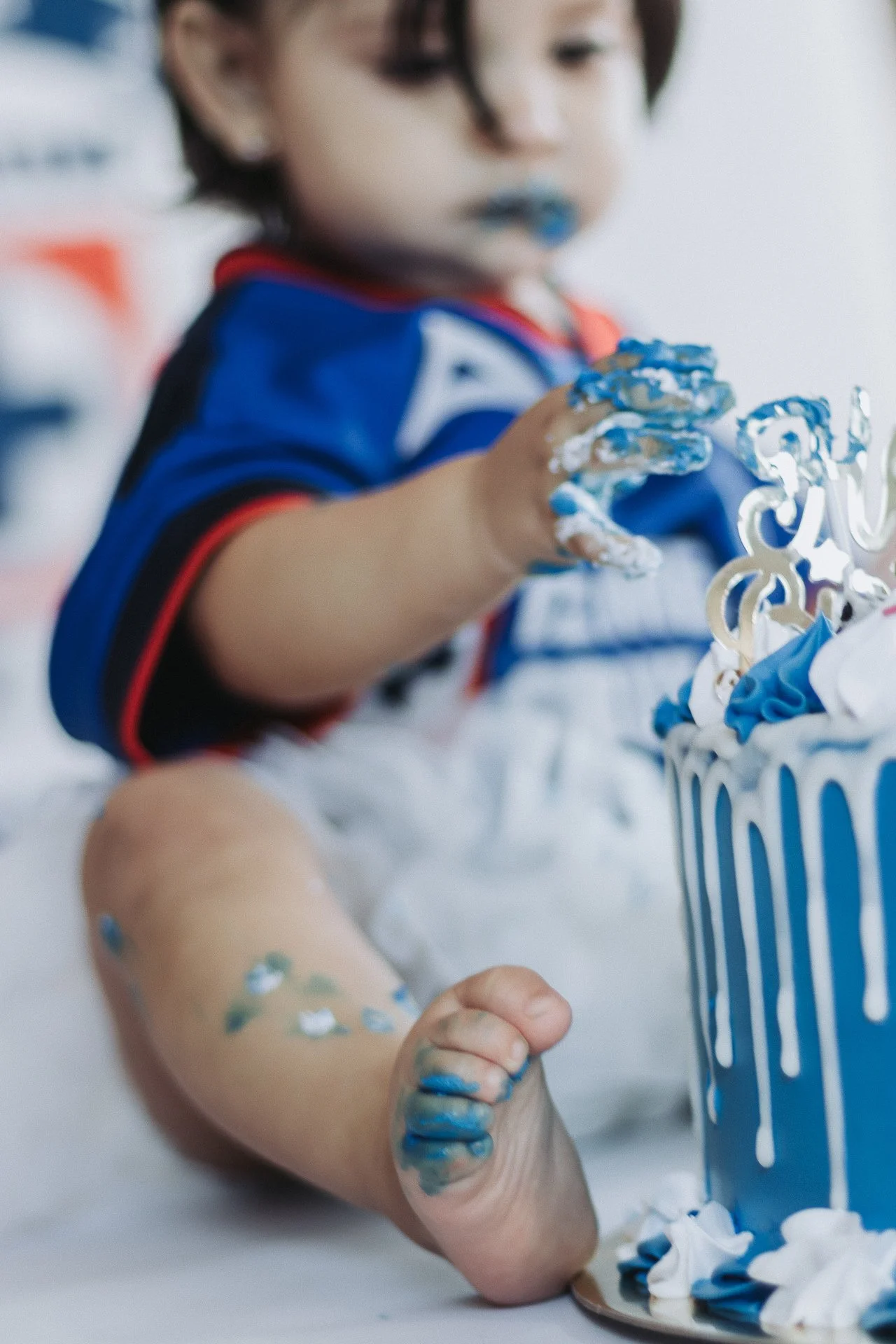 baby's 1st year celebrating with a cake smash photography session