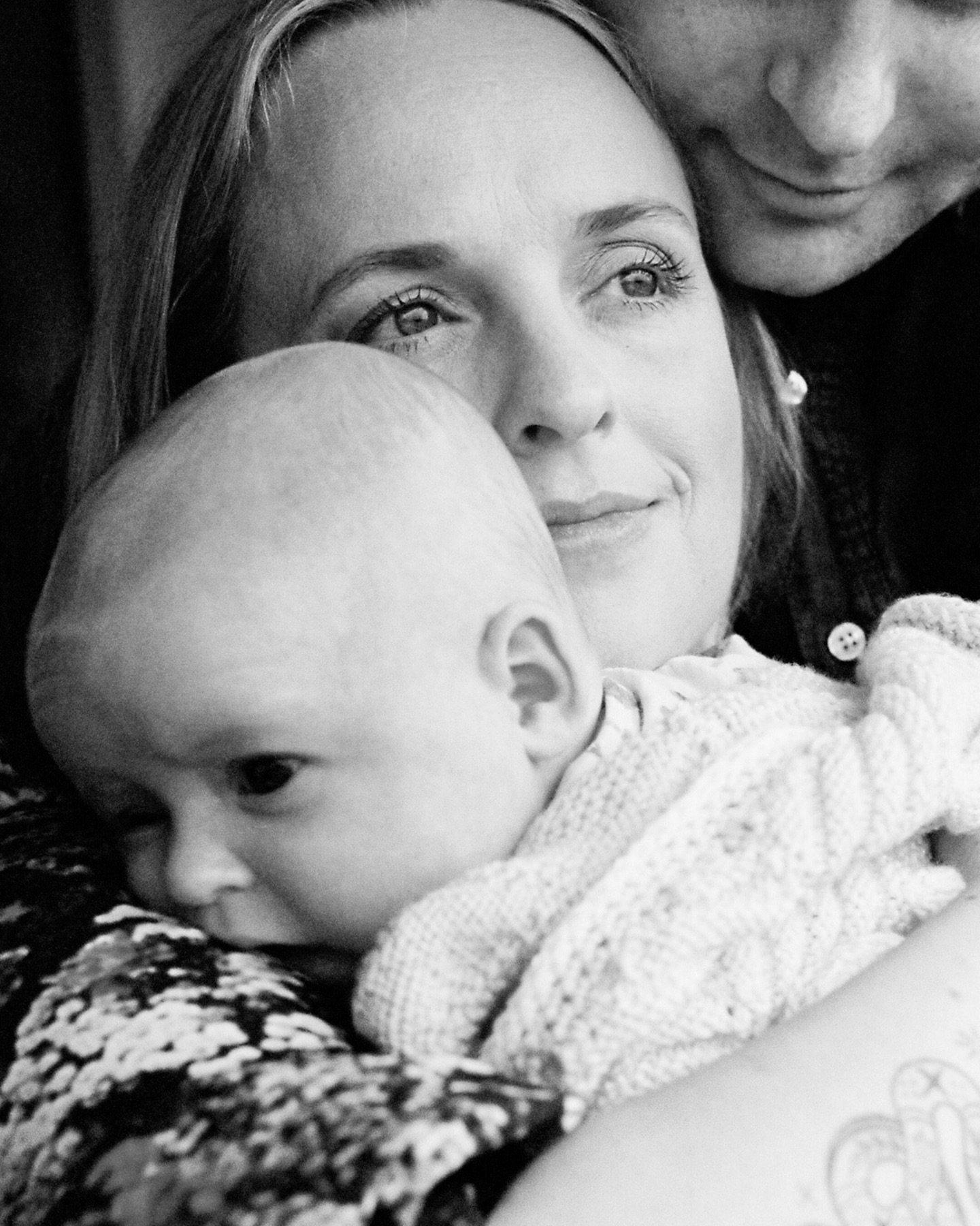 Rainy day moments on b&amp;w film.
⠀⠀⠀⠀⠀⠀⠀⠀⠀
#familiesonfilm #35mm #motherhoodonfilm #aucklandfamilyphotographer #theheartfulphotogs #aucklandnewbornphotographer #hp5