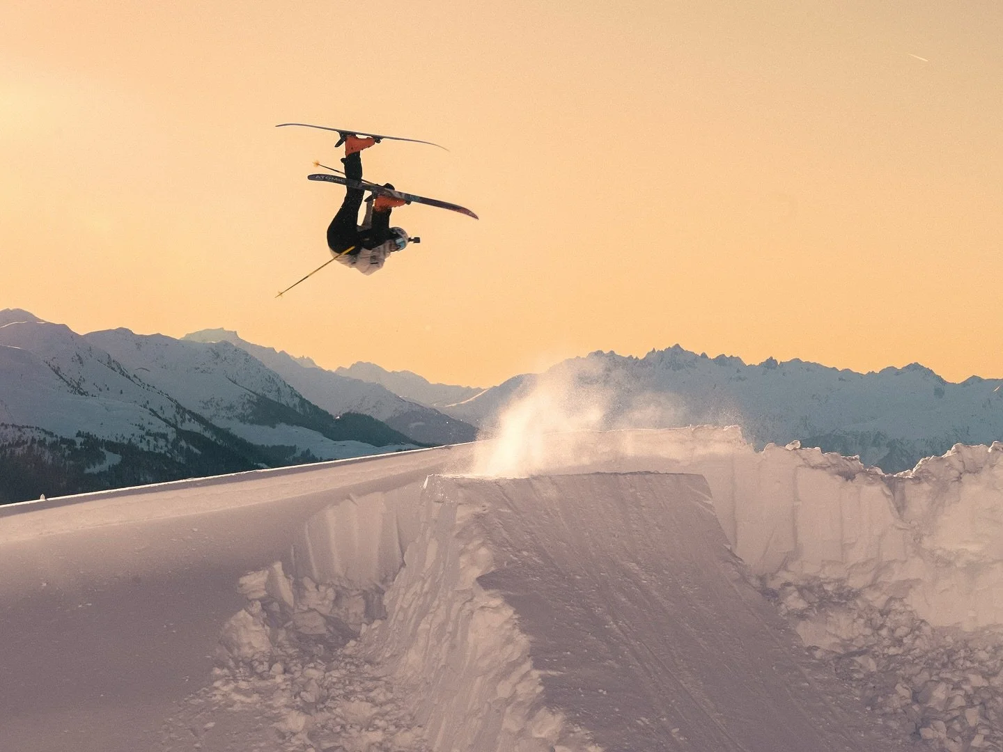 En 2025, je m&rsquo;envoie en l&rsquo;air. 🥰

#skiing #sendit #lesarcs #mountain #getoutiside #picturestorelarochelle

📸 @theo_pays_de_l_ours