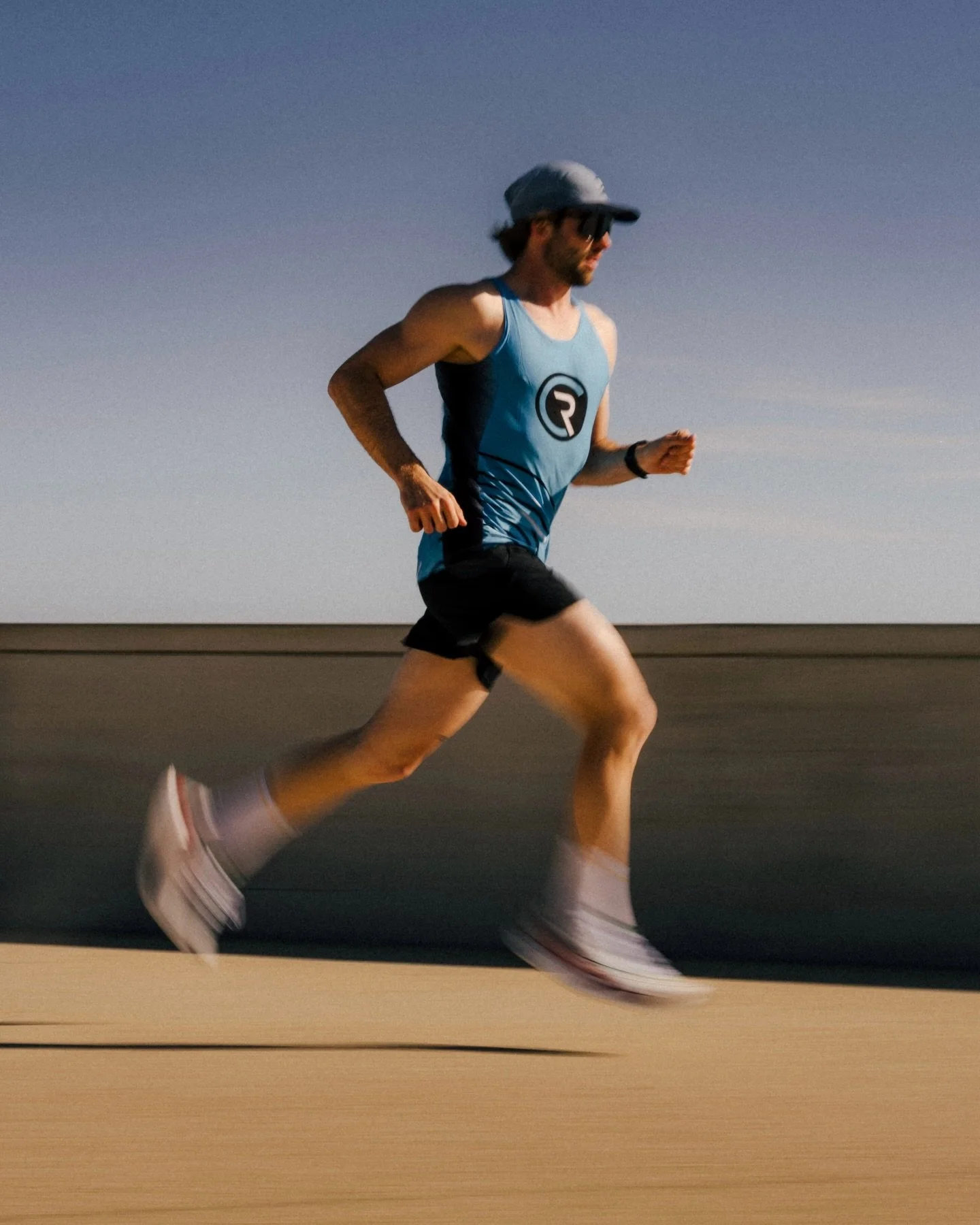 Premi&egrave;re paire carbone. Et franchement, j&rsquo;avais des doutes.
Pas s&ucirc;r d&rsquo;&ecirc;tre au niveau. Pas s&ucirc;r de le m&eacute;riter.

Mais la Saucony Endorphin Pro ne ment pas elle te dit exactement o&ugrave; t&rsquo;en es. Elle p