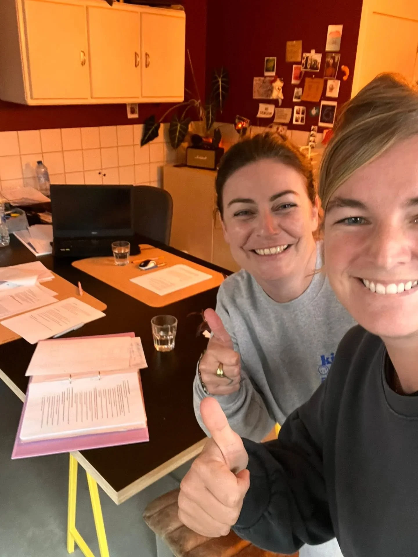 DIT WAS OKTOBER 🍁

1. Mentor Karen van @treelodge_belgium zat samen met @jirkaaah om de strategische fundamenten van haar creative agency @vitrin112 te hertekenen.💛

2. Mentor Annelies bekeek de marketingstrategie van Sofie Noiron -en dochter- van 