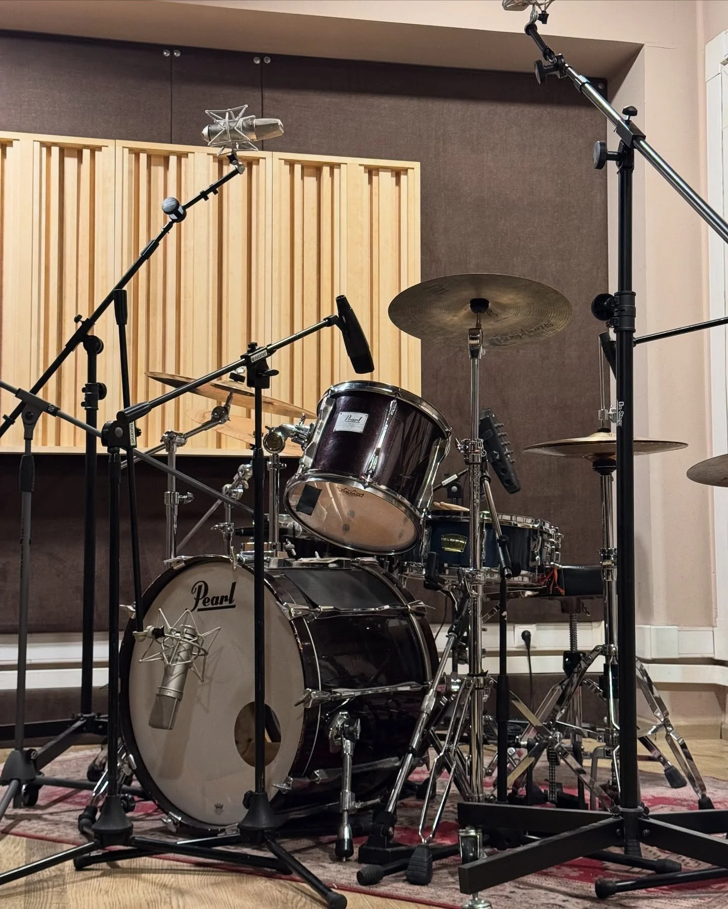 @chipperskg recording sessions! 🎸🎤🥁
I tracked Drums and bass at @shellacrecordingstudios with the help of @fallinsession and the rest at my personal studio! 
Can&rsquo;t wait to share this thing 🤟
&mdash;&mdash;&mdash;&mdash;&mdash;&mdash;&mdash;
