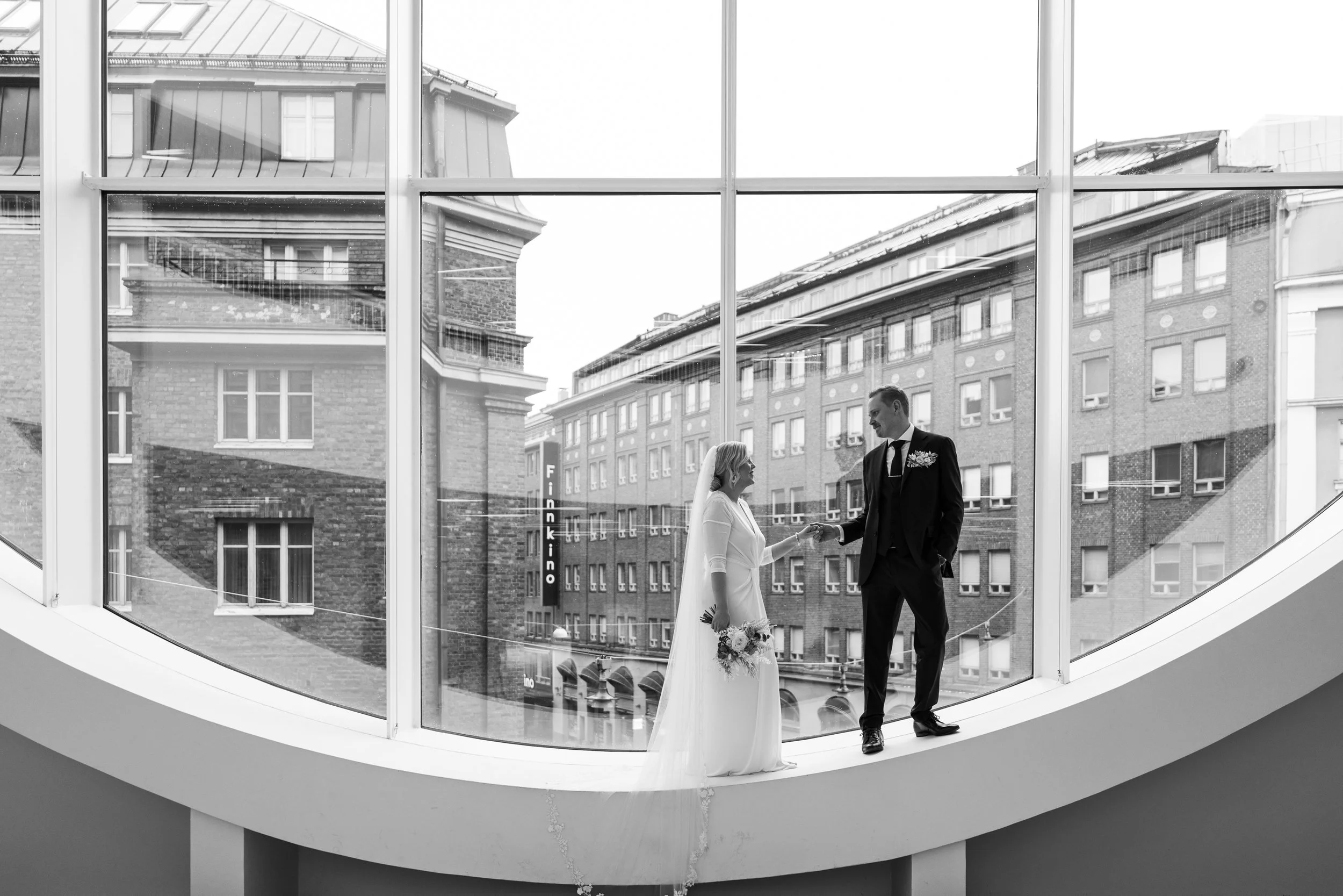 Hääpotretti kirjasto kaisassa