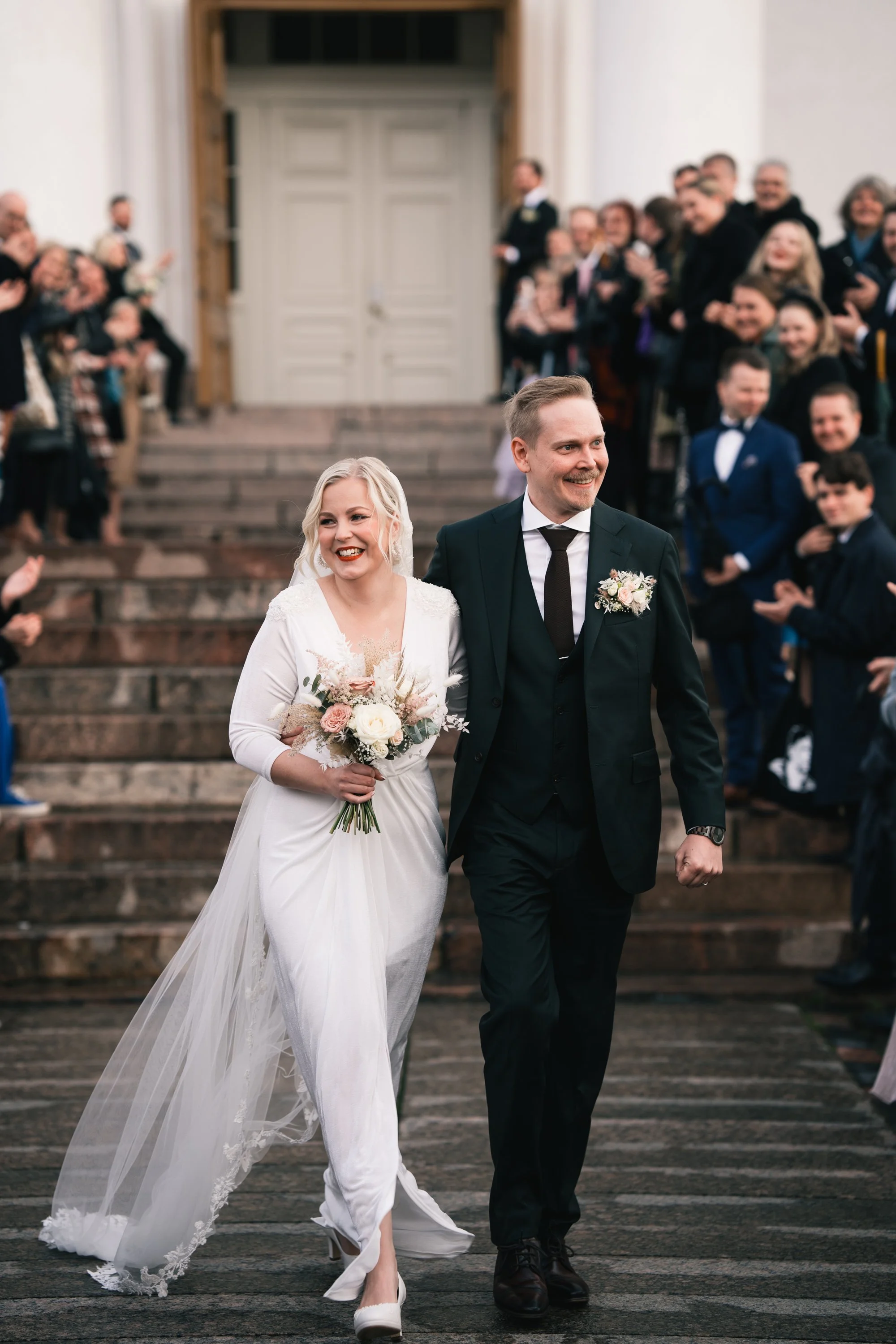 Tuomiokirkko hääparin kävely onnittelukujalla