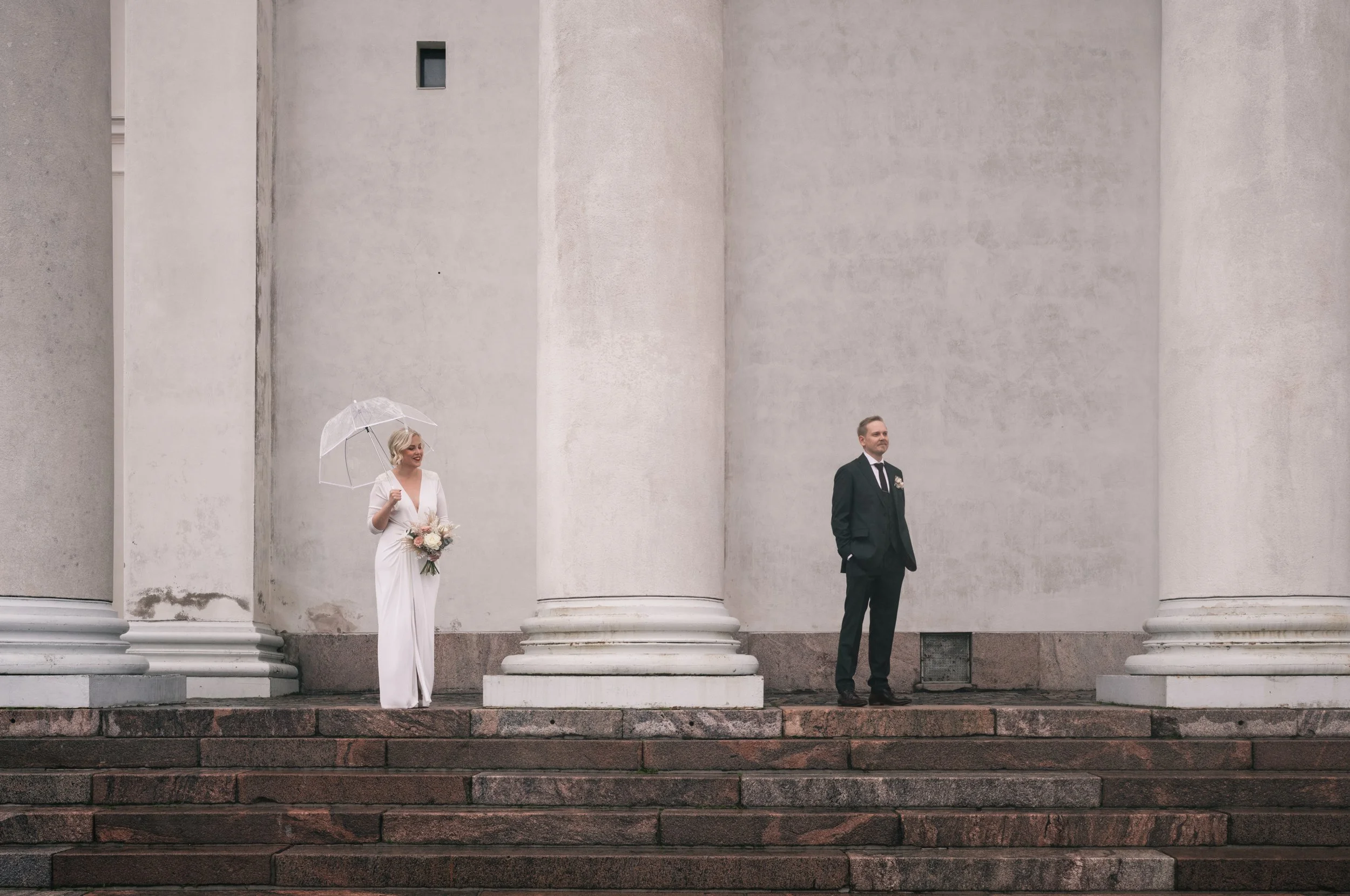 First look tuomiokirkon portailla