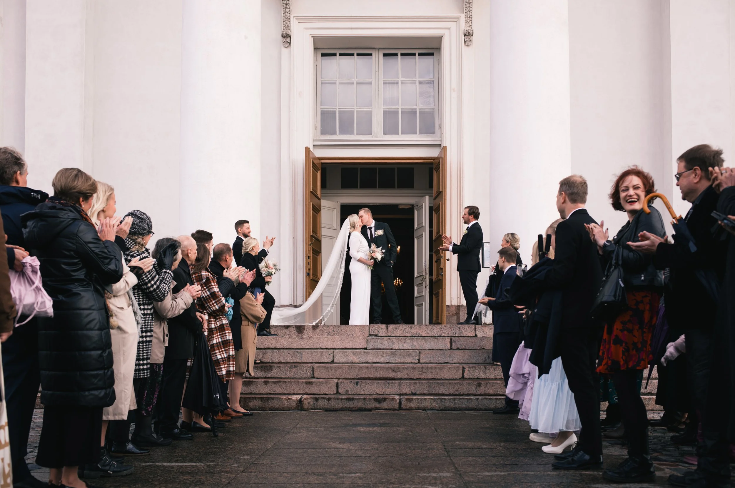 Tuomiokirkko hääparin ulostulo