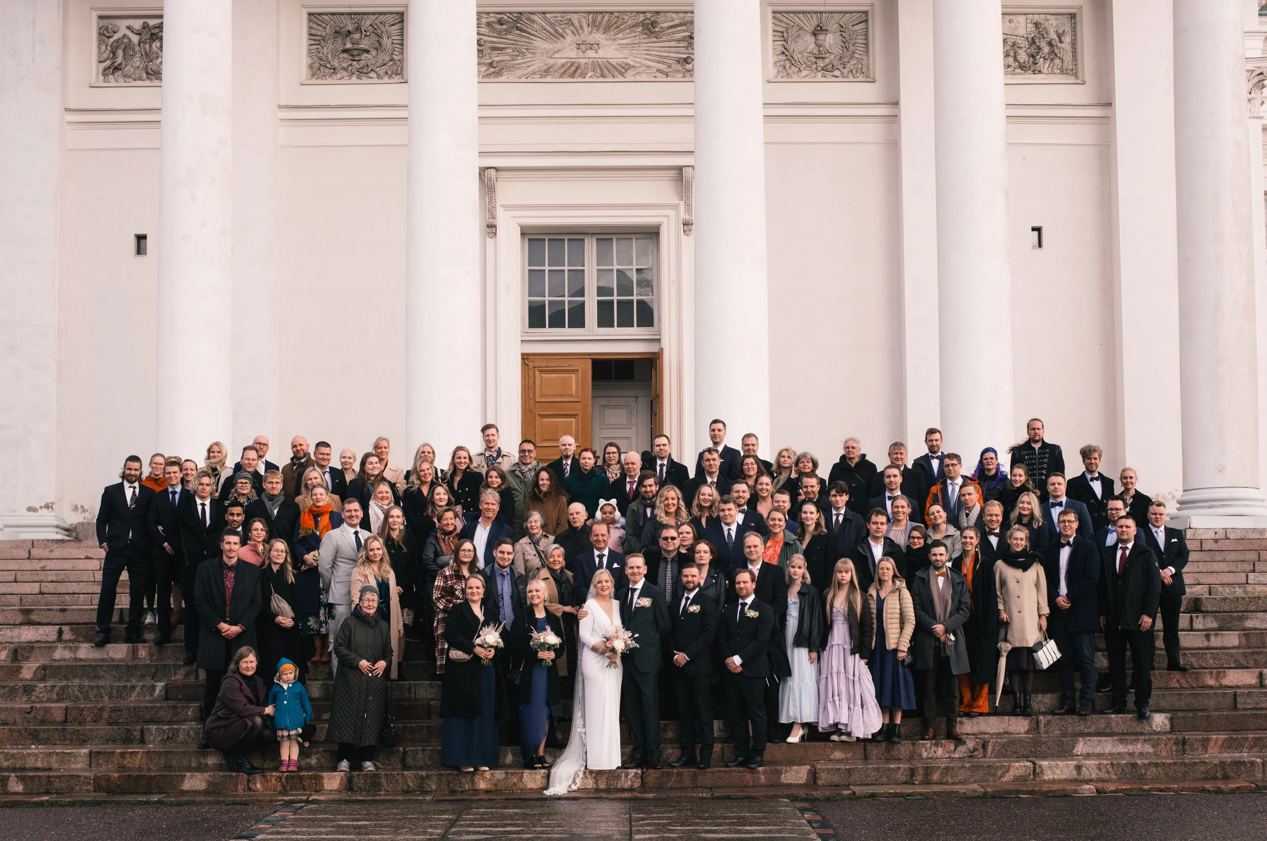 Ryhmäkuva tuomiokirkon portailla