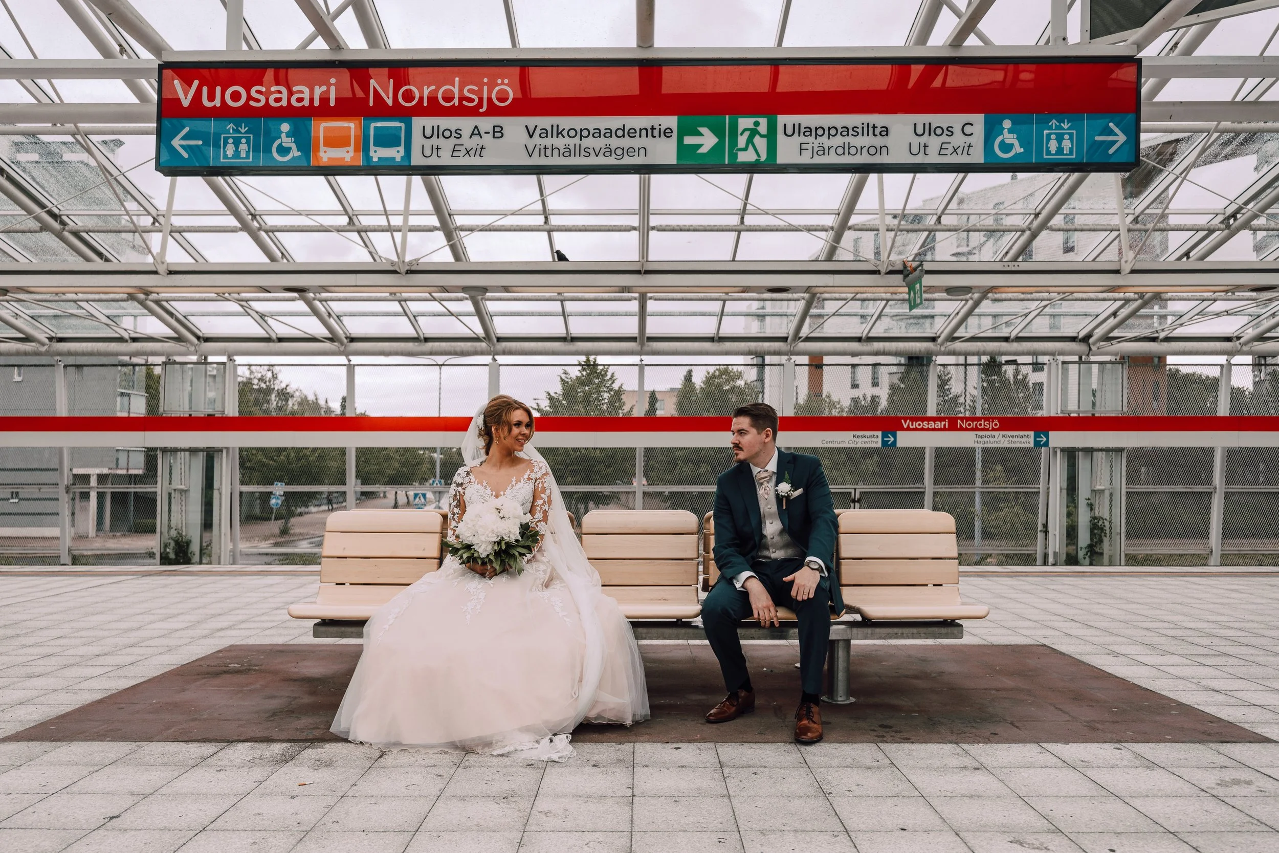 Hääpotretit metroasemalla