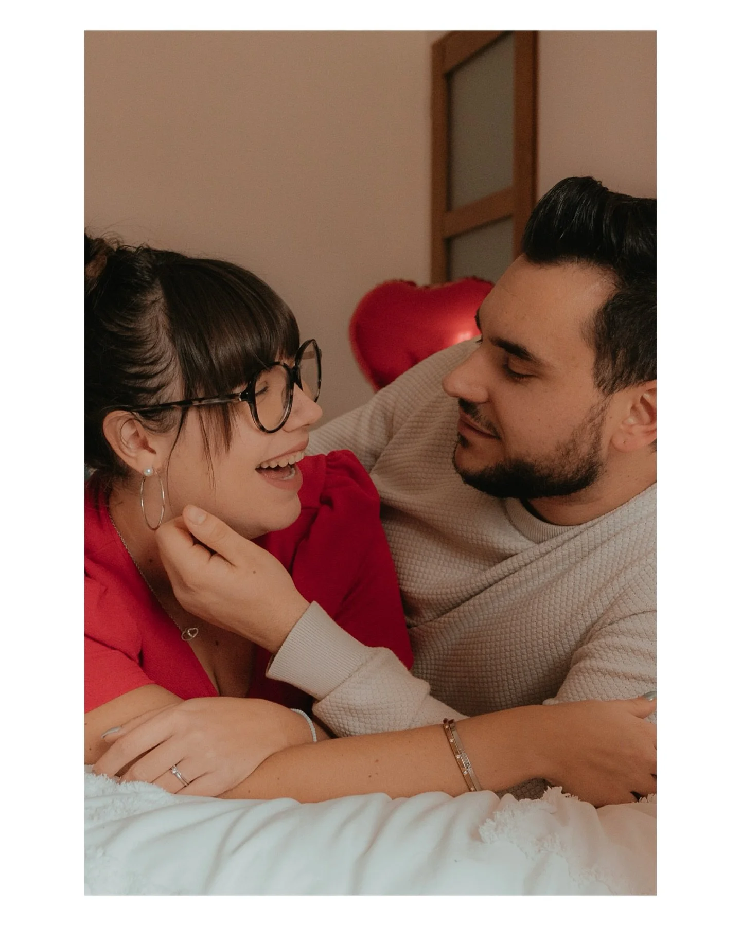 L&rsquo;amour, le vrai.

Celui que je vois &agrave; chaque s&eacute;ance,
dans les gestes maladroits, les rires spontan&eacute;s, les silences&hellip; 🤍

J&rsquo;aime &ecirc;tre photographe, pas pour cr&eacute;er des images parfaites, mais pour raco