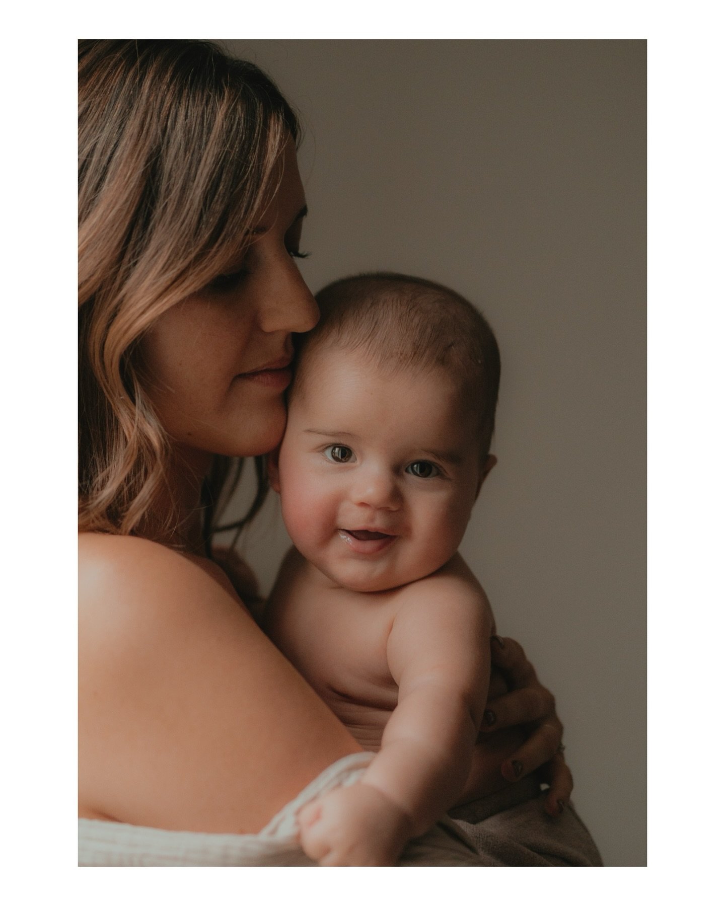 Souffle chaud de mama sur mon front.
Biberon ti&egrave;de, emmitoufl&eacute;.

C&acirc;linou et re-c&acirc;linou.
Grand fr&egrave;re fait des b&ecirc;tises.

P&rsquo;tit bidou, grand bidou.
Le nombril de la vie.

On s&rsquo;aime. 🤍

Incroyable Works