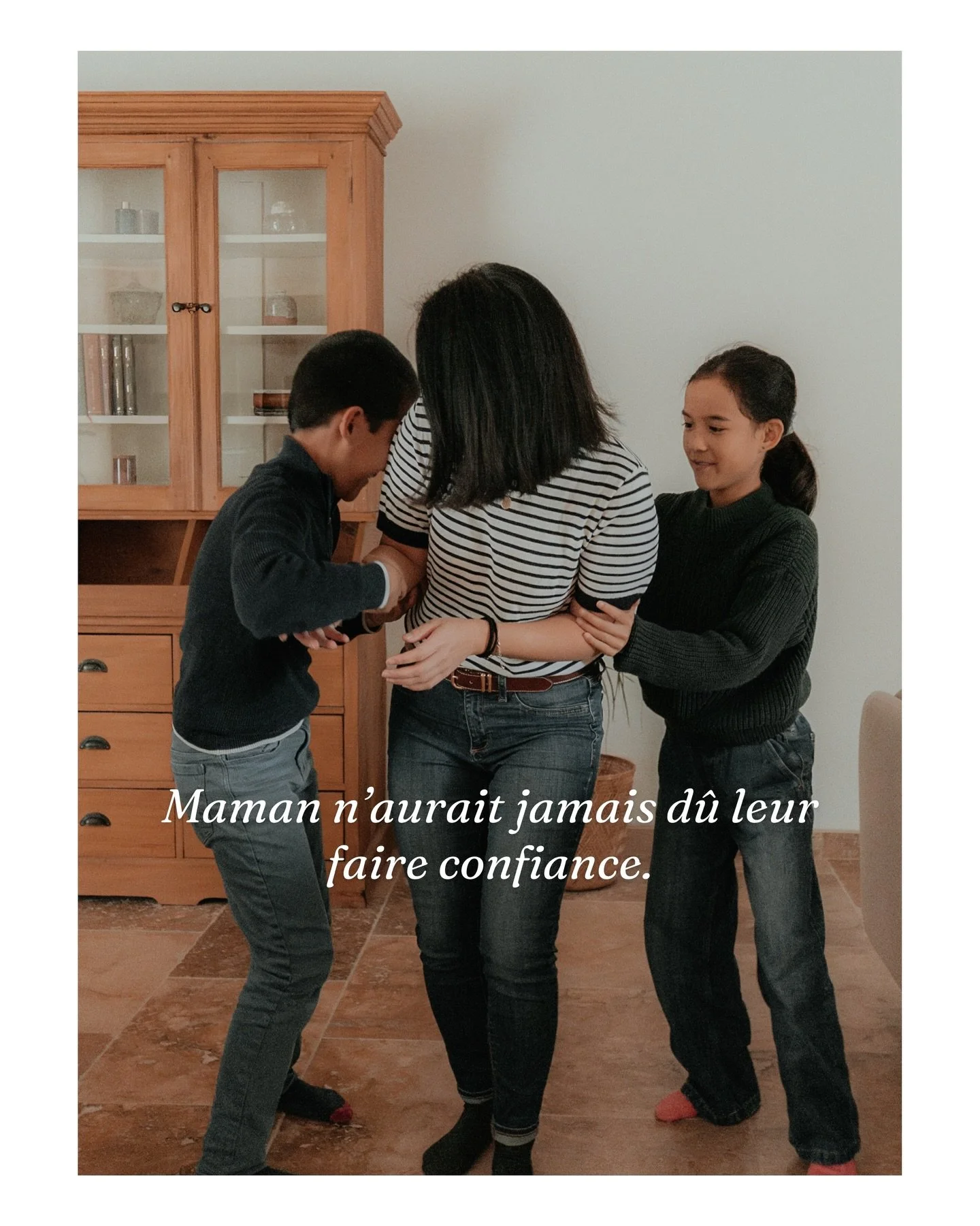 Ils avaient un plan.
Elle ne le savait pas encore.
La cabane. Le pi&egrave;ge. Les chatouilles. La r&eacute;bellion.
Et au milieu de tout &ccedil;a, des &eacute;clats de rire que personne ne pourra effacer 🤍

C&rsquo;est &ccedil;a, une s&eacute;ance