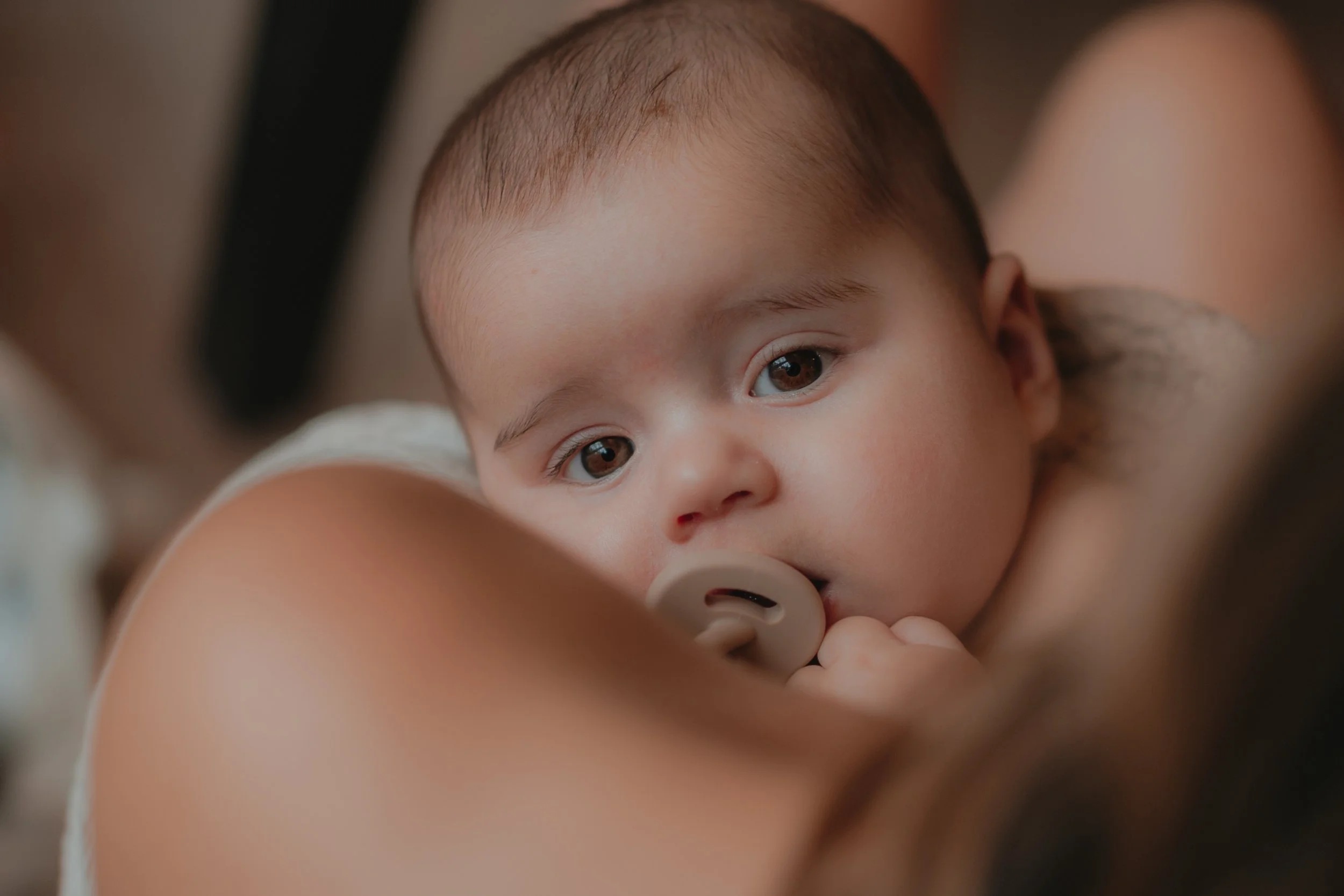 SEANCE PHOTO , BÉBÉ QUI REGARDE L'OBJECTIF ET QUI SENT L'AMOUR